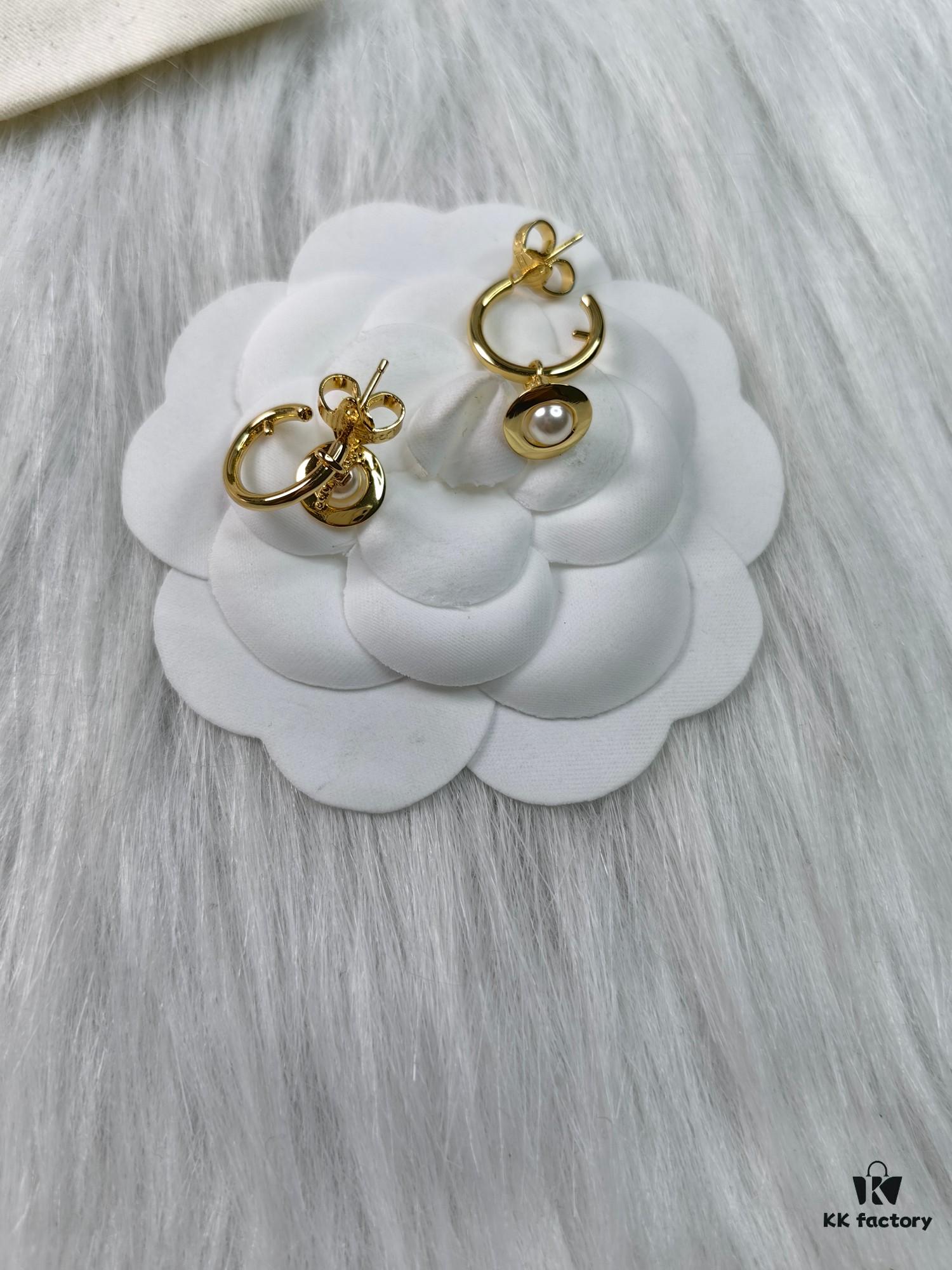 West Queen Mini Pearl Earrings