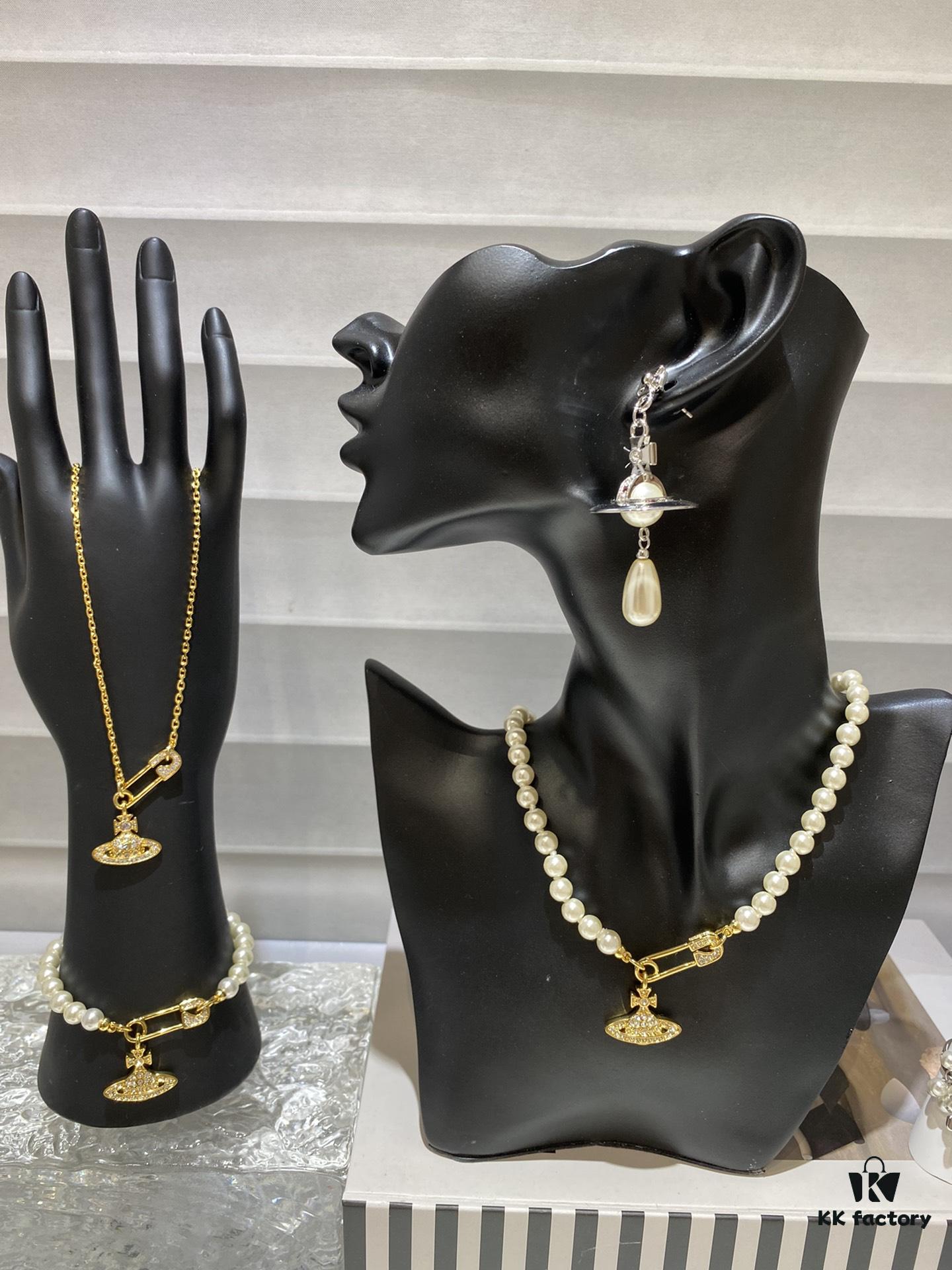 6930118e12f62673a6fac587 Saturn | Vivienne Westwood Jewelry - Brooch Style Pearl Necklace and Bracelet