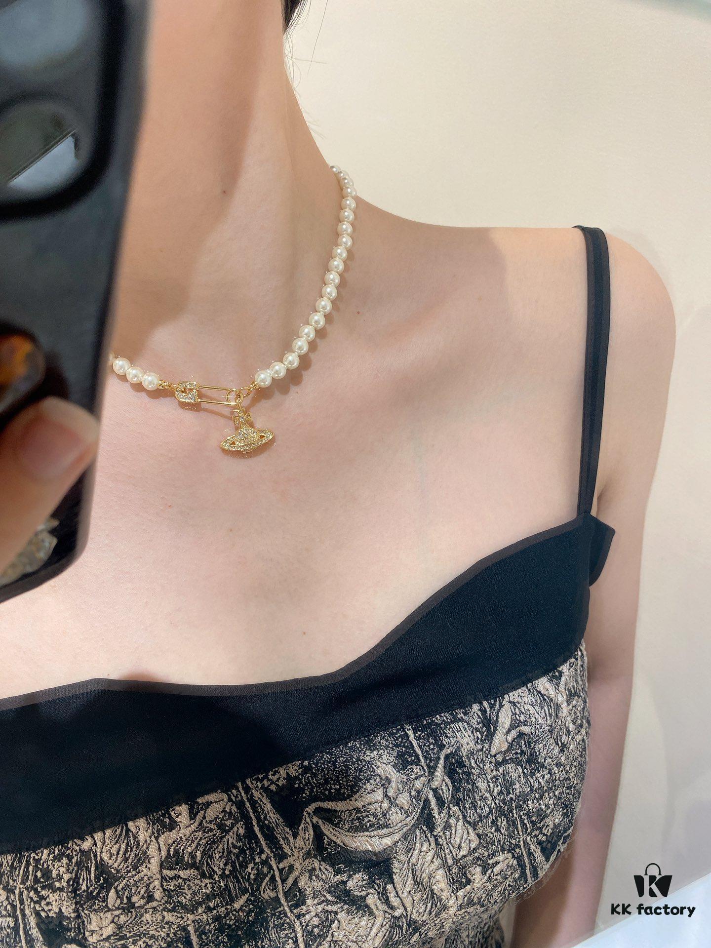 6930119112f62673a6fac58b Saturn | Vivienne Westwood Jewelry - Brooch Style Pearl Necklace and Bracelet