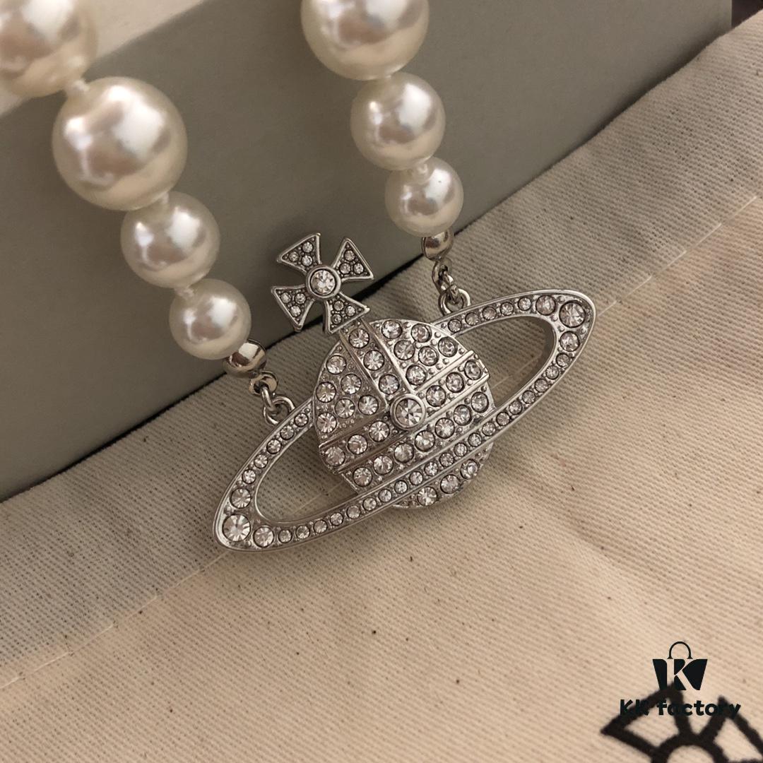 693011b812f62673a6fac5c2 Vivienne Westwood Saturn Pearl Necklace - Medium Size, Rhinestone-Embellished Crown Pendant with Elegant Shine