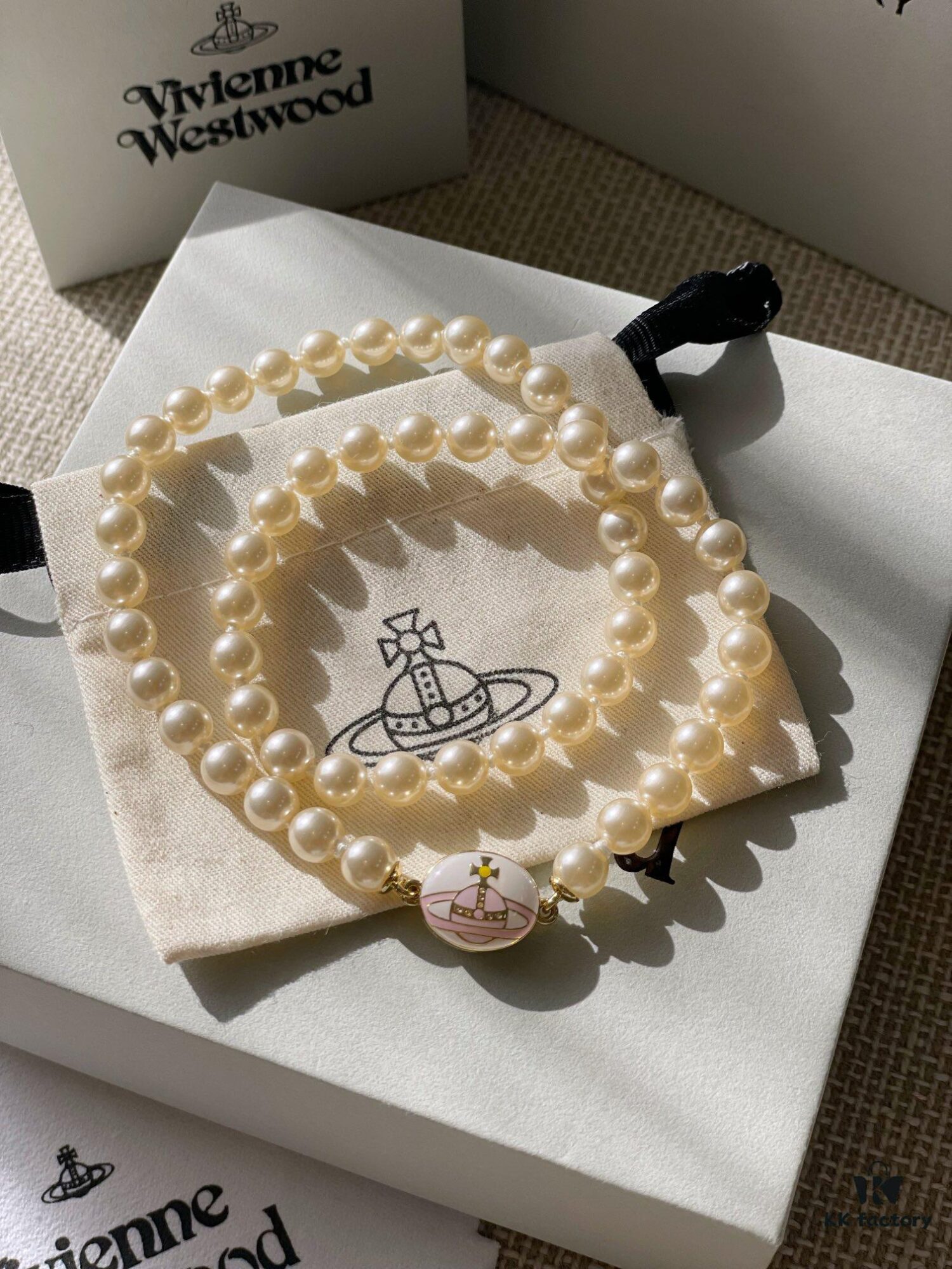 693011cc12f62673a6fac5dc Vivienne Westwood Enamel Pearl Necklace with Magnetic Clasp, Double-Sided Wear, Saturn and Crown Design, Elegant and Edgy Style