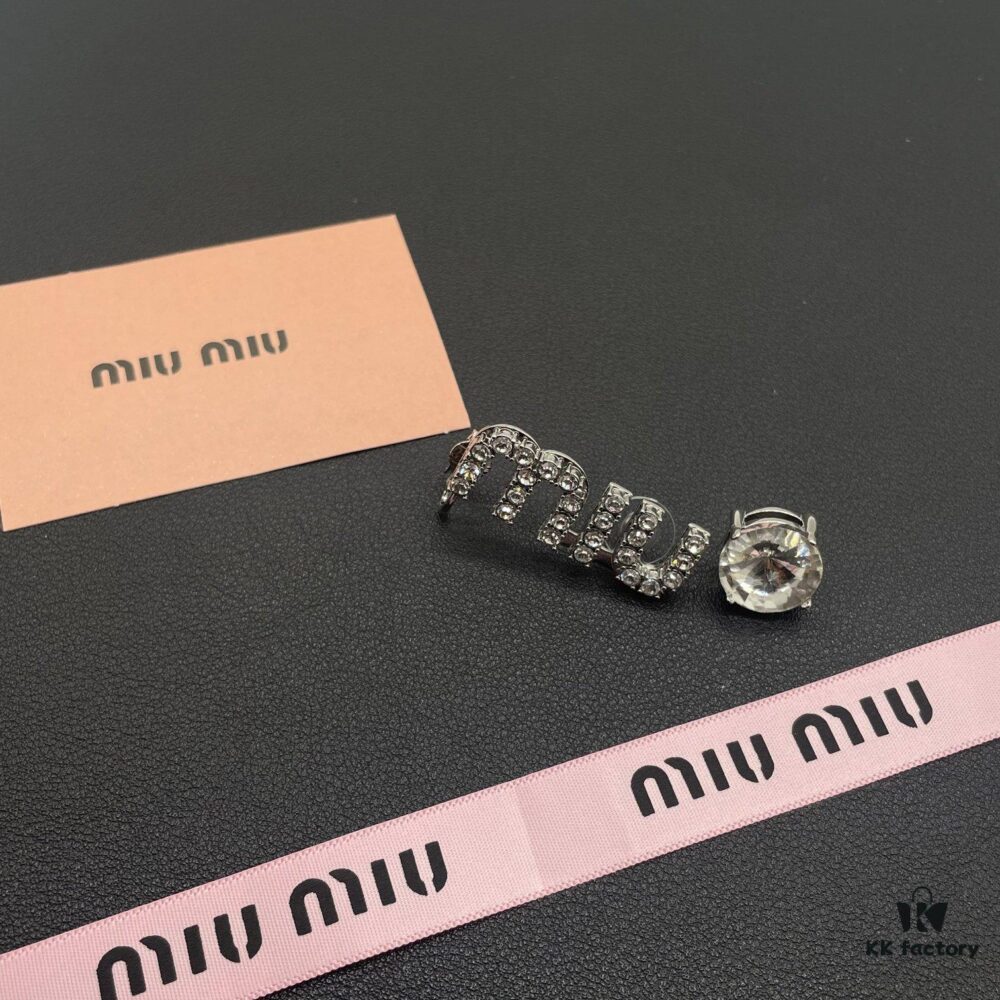 6930168712f62673a6facc07 Miu Miu Stylish Luxury Minimalist Pearl Heart Stud Earrings, Elegant and Fashionable Design, Perfect for Summer Wear