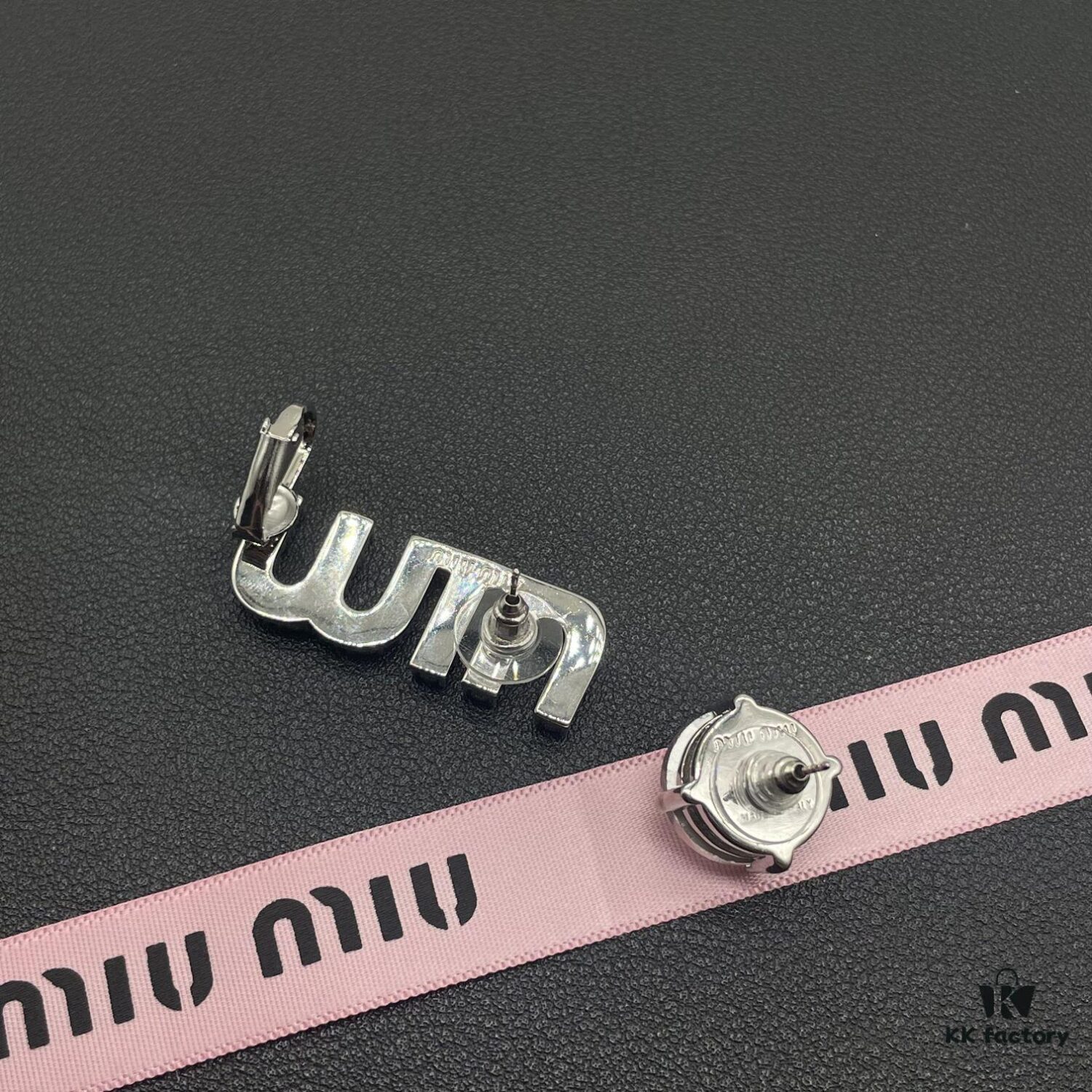 6930168812f62673a6facc08 Miu Miu Stylish Luxury Minimalist Pearl Heart Stud Earrings, Elegant and Fashionable Design, Perfect for Summer Wear