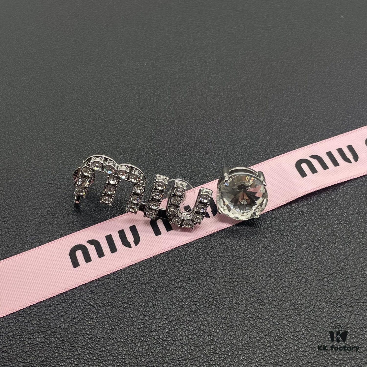 6930168912f62673a6facc0a Miu Miu Stylish Luxury Minimalist Pearl Heart Stud Earrings, Elegant and Fashionable Design, Perfect for Summer Wear