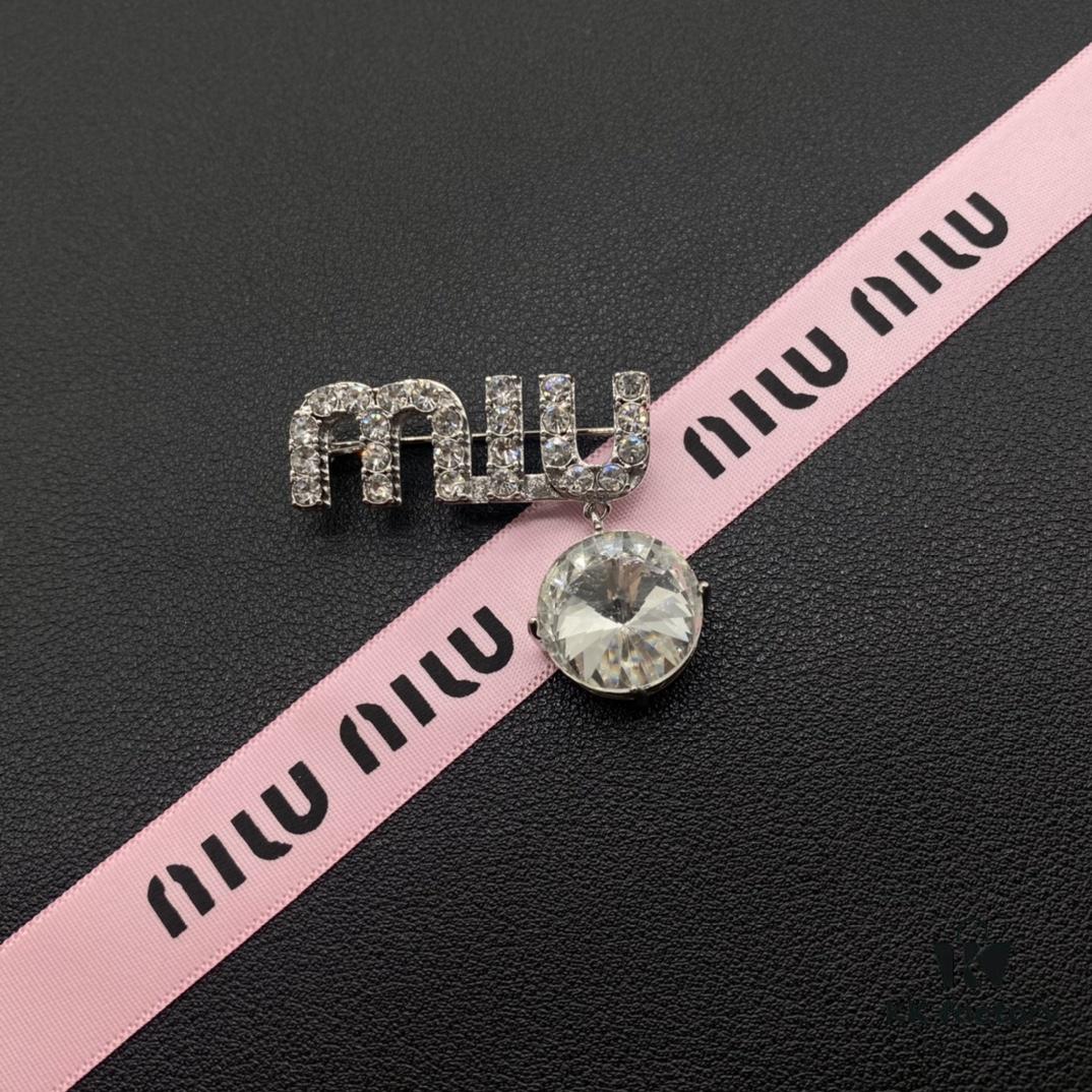 693016a612f62673a6facc31 Miu Miu Textured Luxury Pearl Heart Brooch, Minimalist Love Design with Vintage Charm