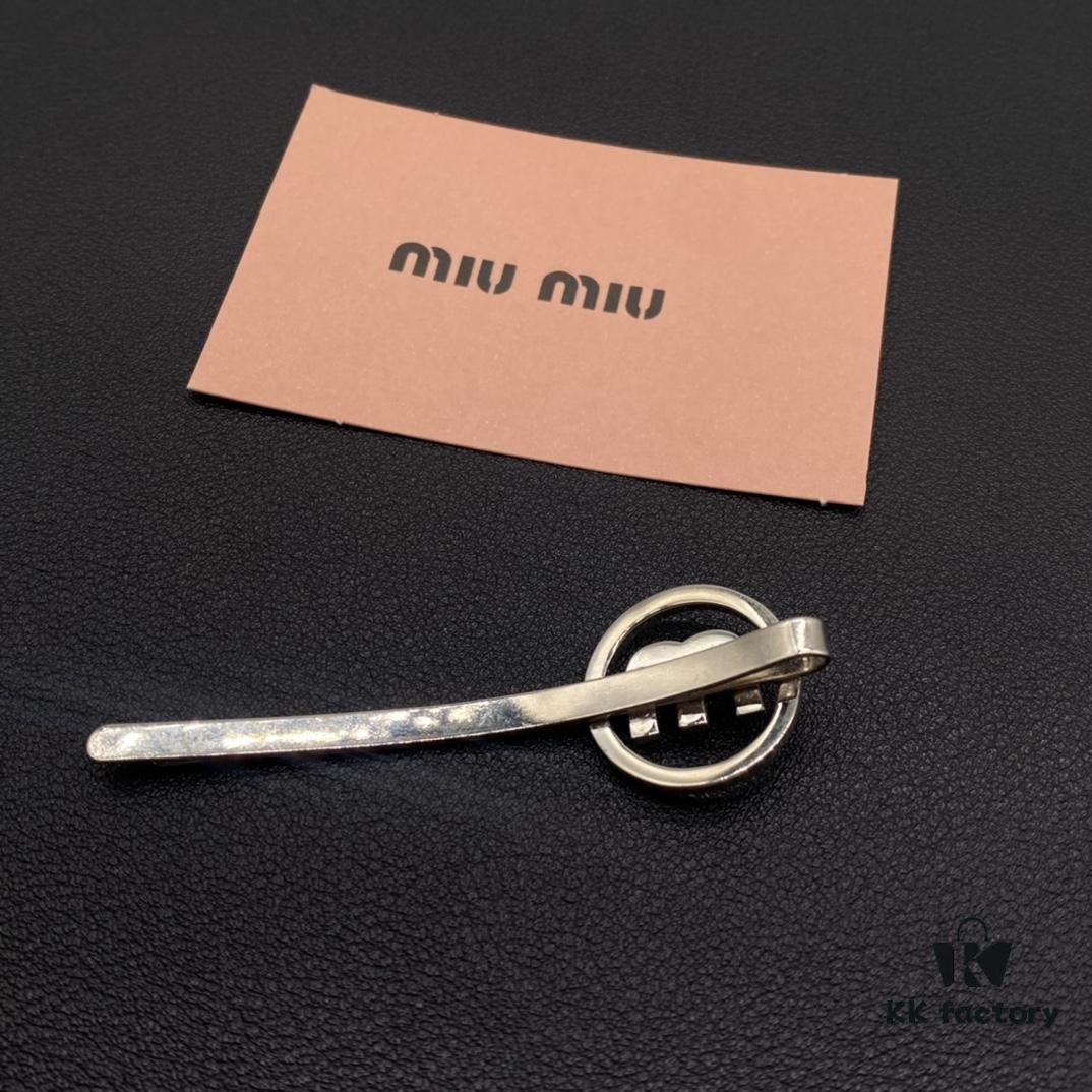693016a612f62673a6facc32 Miu Miu Textured Luxe Love-Themed Pearl Heart Hair Clip, Minimalist Design with Vintage Charm