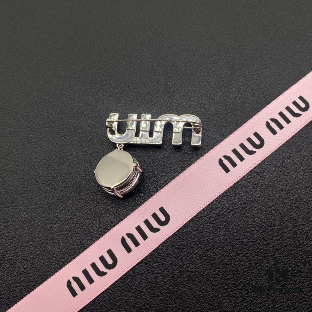 693016a712f62673a6facc33 Miu Miu Textured Luxury Pearl Heart Brooch, Minimalist Love Design with Vintage Charm
