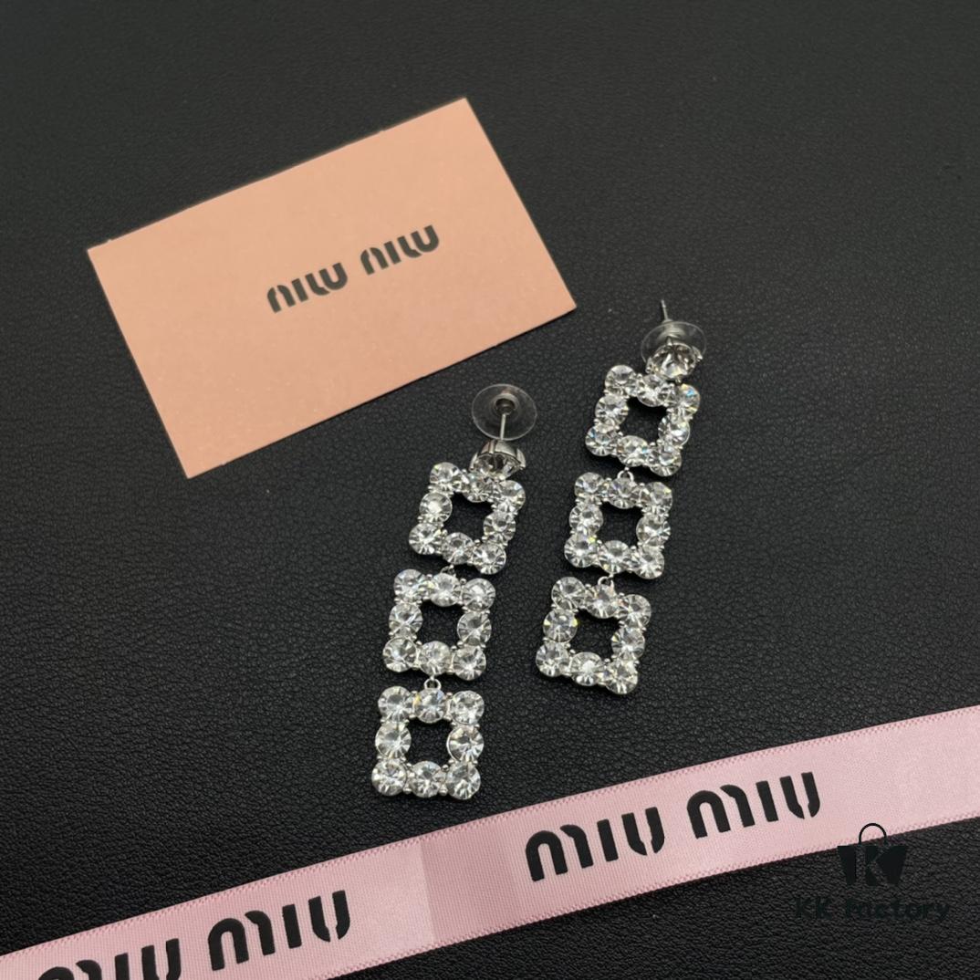 693016b212f62673a6facc40 Miu Miu Textured Luxurious Pearl Heart Stud Earrings, Minimalist Design with Vintage Charm, Must-Have Summer Fashion Accessory