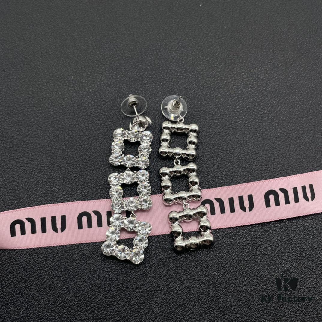 693016c012f62673a6facc4e Miu Miu Textured Luxurious Pearl Heart Stud Earrings, Minimalist Design with Vintage Charm, Must-Have Summer Fashion Accessory
