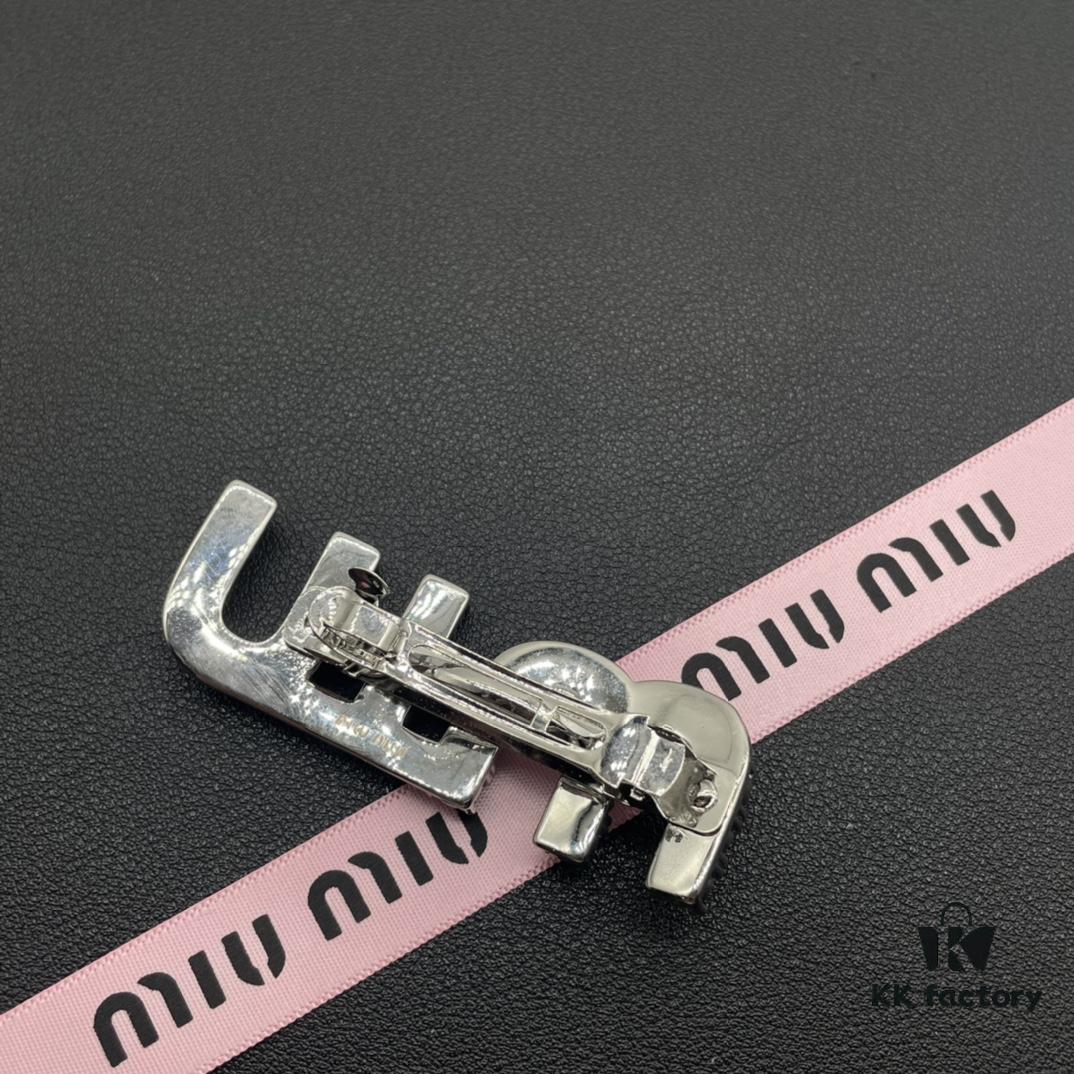693016c112f62673a6facc50 Miu Miu Textured Luxury Pearl Heart Hair Clip - Minimalist Chic, Retro Elegance, Must-Have Summer Accessory