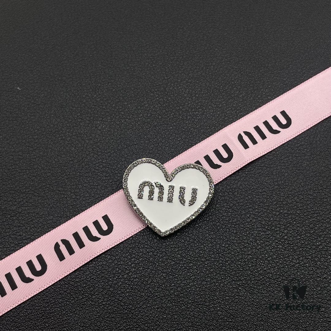 693016c712f62673a6facc56 Miu Miu Textured Luxury Pearl Heart Brooch, Minimalist Amour Design with Vintage Charm, Must-Have Fashion Accessory for Summer