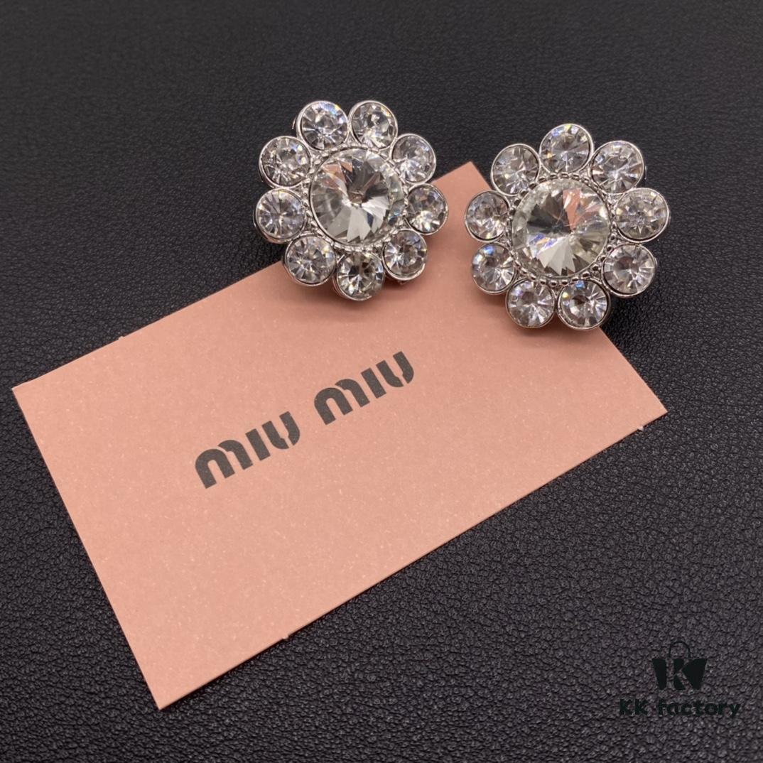 693016d012f62673a6facc61 Miu Miu Textured Luxury Pearl Heart Ear Cuffs, Minimalist Design with Vintage Charm, Must-Have Summer Fashion Accessory