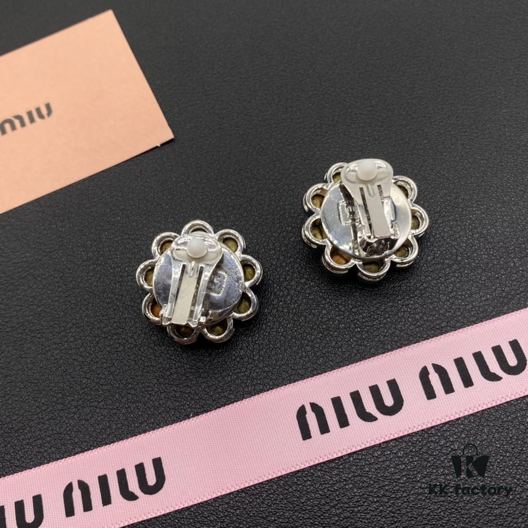 693016d212f62673a6facc62 Miu Miu Elegant Heart Pearl Ear Cuffs – Minimalist Luxury Design with Vintage Charm