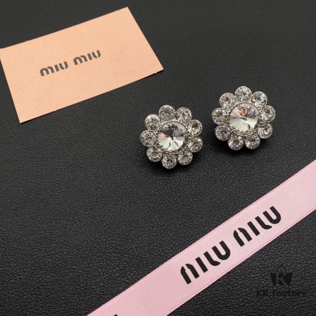 693016d712f62673a6facc67 Miu Miu Textured Luxury Pearl Heart Ear Cuffs, Minimalist Design with Vintage Charm, Must-Have Summer Fashion Accessory