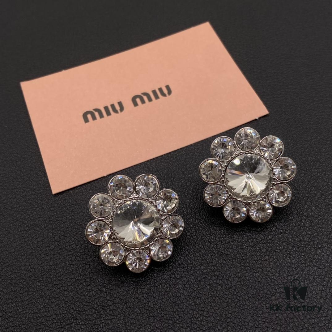 693016d712f62673a6facc69 Miu Miu Textured Luxury Pearl Heart Ear Cuffs, Minimalist Design with Vintage Charm, Must-Have Summer Fashion Accessory