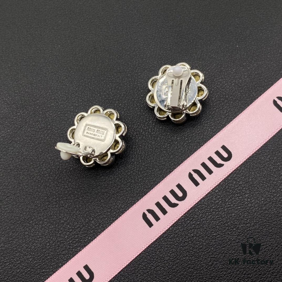 693016d912f62673a6facc6a Miu Miu Textured Luxury Pearl Heart Ear Cuff, Minimalist Design with Retro Charm, Must-Have Summer Fashion Accessory