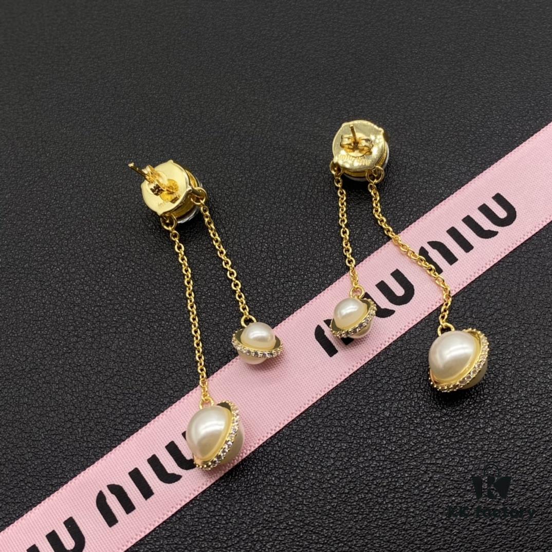 693016de12f62673a6facc6e Miu Miu Textured Luxury Pearl Heart Stud Earrings, Minimalist Design with Vintage Charm, Must-Have Summer Fashion Accessory