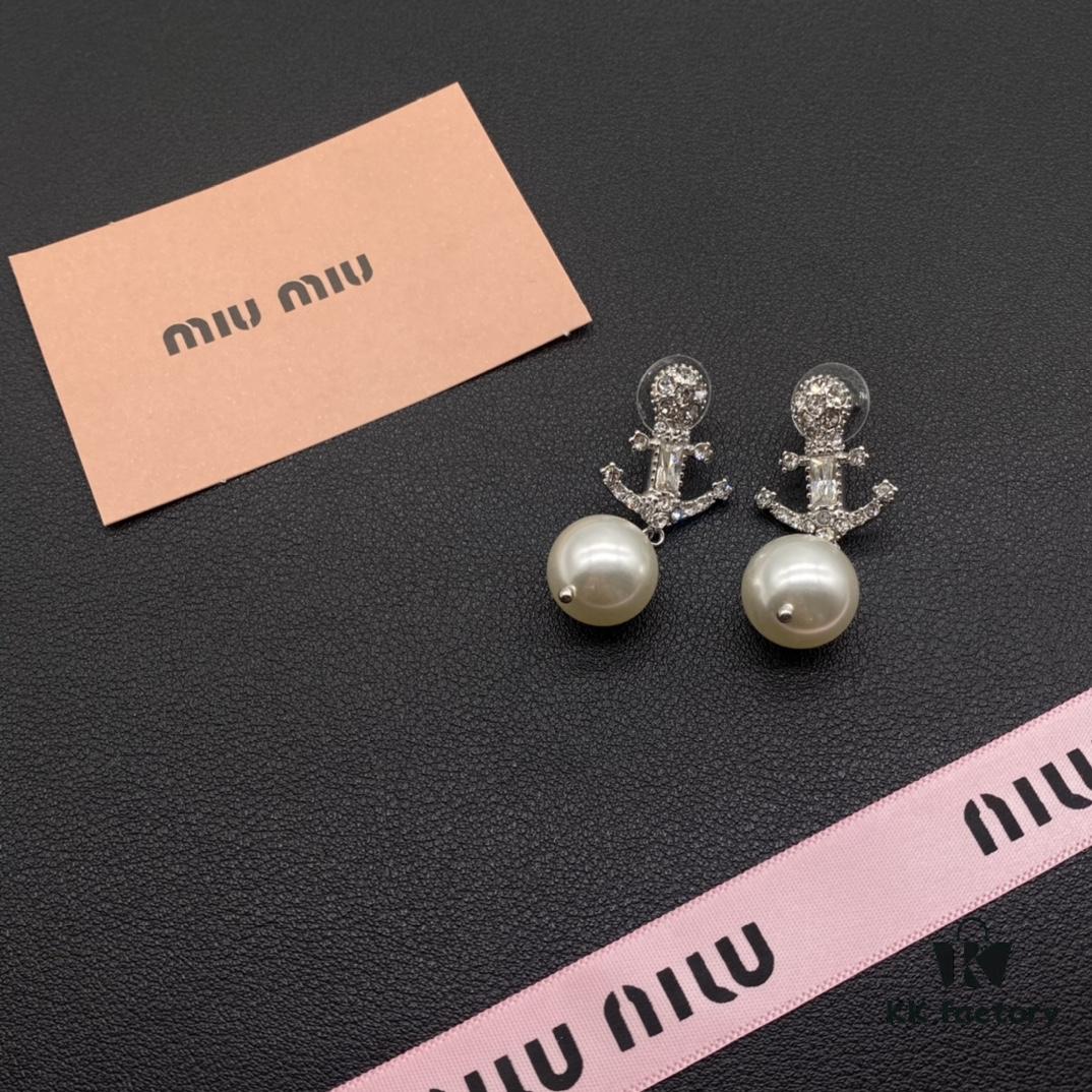 693016eb12f62673a6facc7a Miu Miu Textured Luxury Pearl Heart Stud Earrings, Minimalist Design with Retro Charm, Must-Have Fashion Accessory for Summer