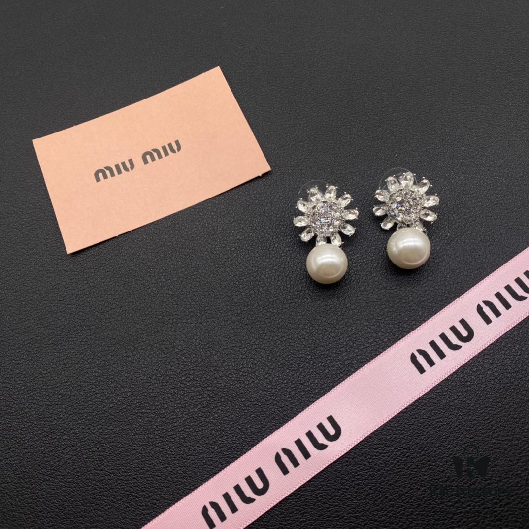 693016ee12f62673a6facc7b Miu Miu Textured Luxurious Pearl Heart Stud Earrings, Minimalist Design with Vintage Charm, Must-Have Summer Fashion Accessory