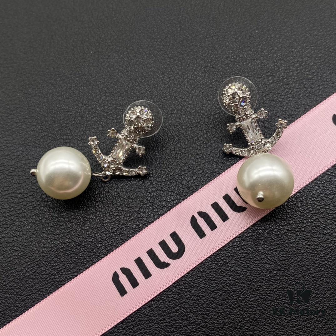 693016ef12f62673a6facc7c Miu Miu Textured Luxury Pearl Heart Stud Earrings, Minimalist Design with Retro Charm, Must-Have Fashion Accessory for Summer