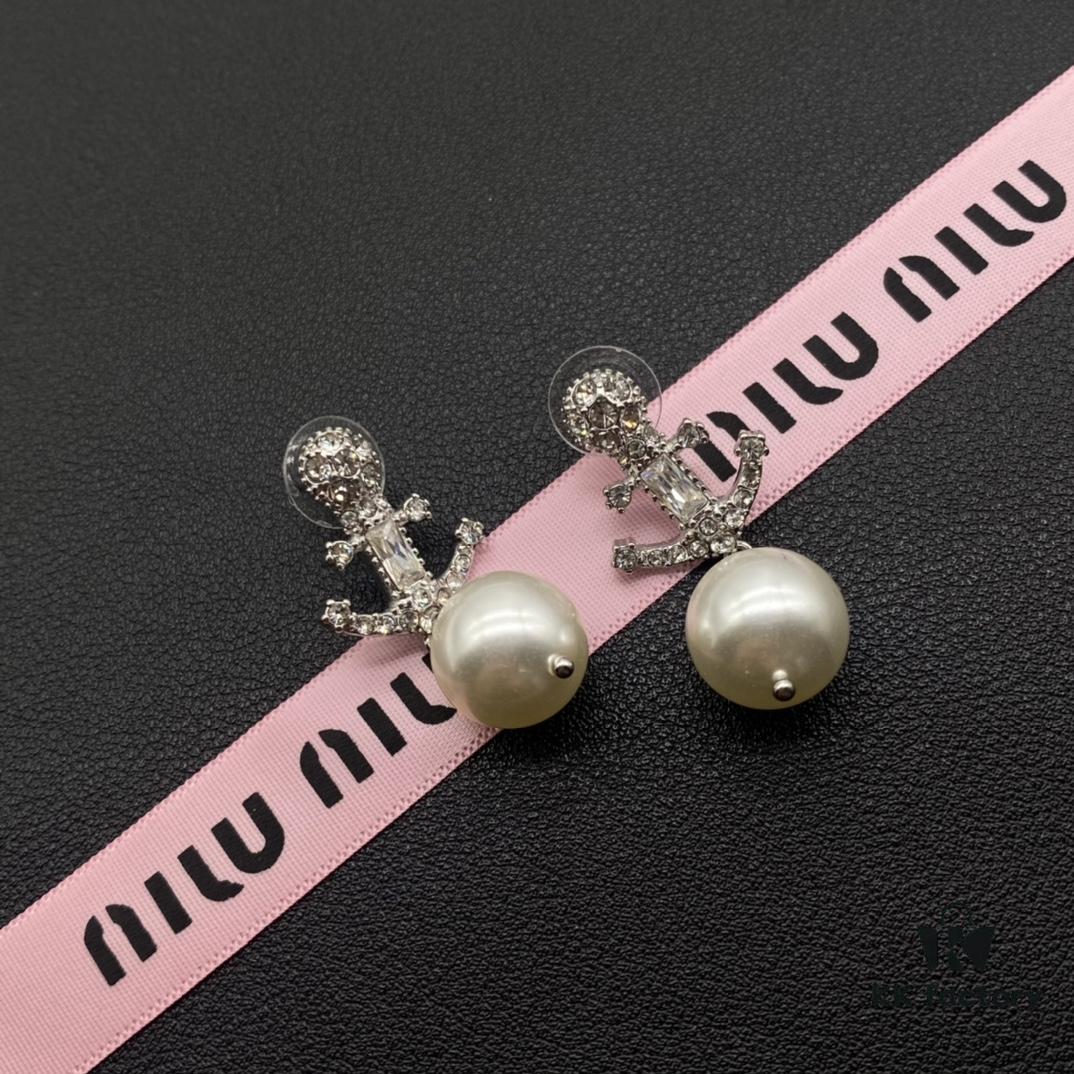 693016f012f62673a6facc7d Miu Miu Textured Luxury Pearl Heart Stud Earrings, Minimalist Design with Retro Charm, Must-Have Fashion Accessory for Summer