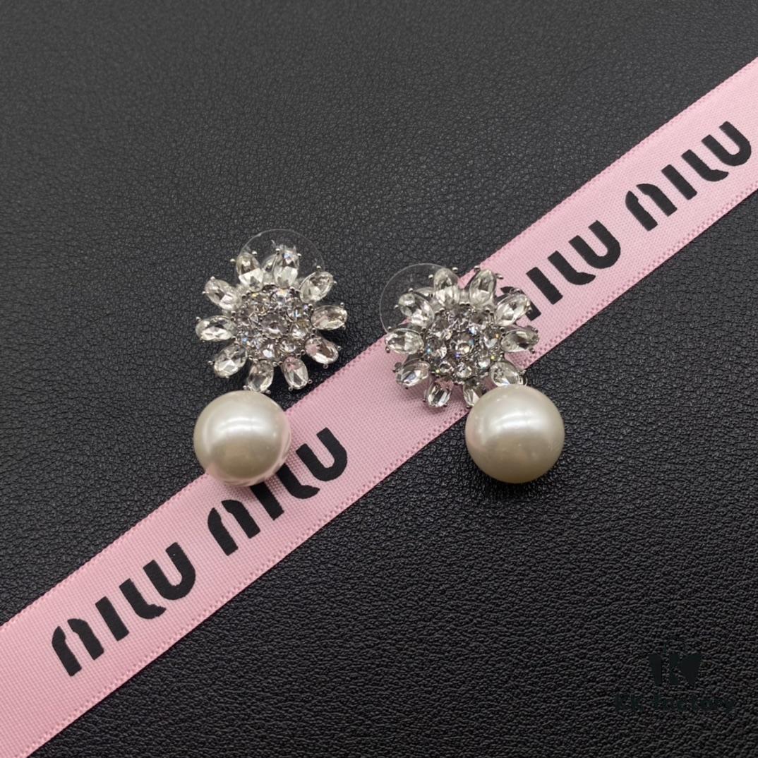 693016f012f62673a6facc7e Miu Miu Textured Luxurious Pearl Heart Stud Earrings, Minimalist Design with Vintage Charm, Must-Have Summer Fashion Accessory