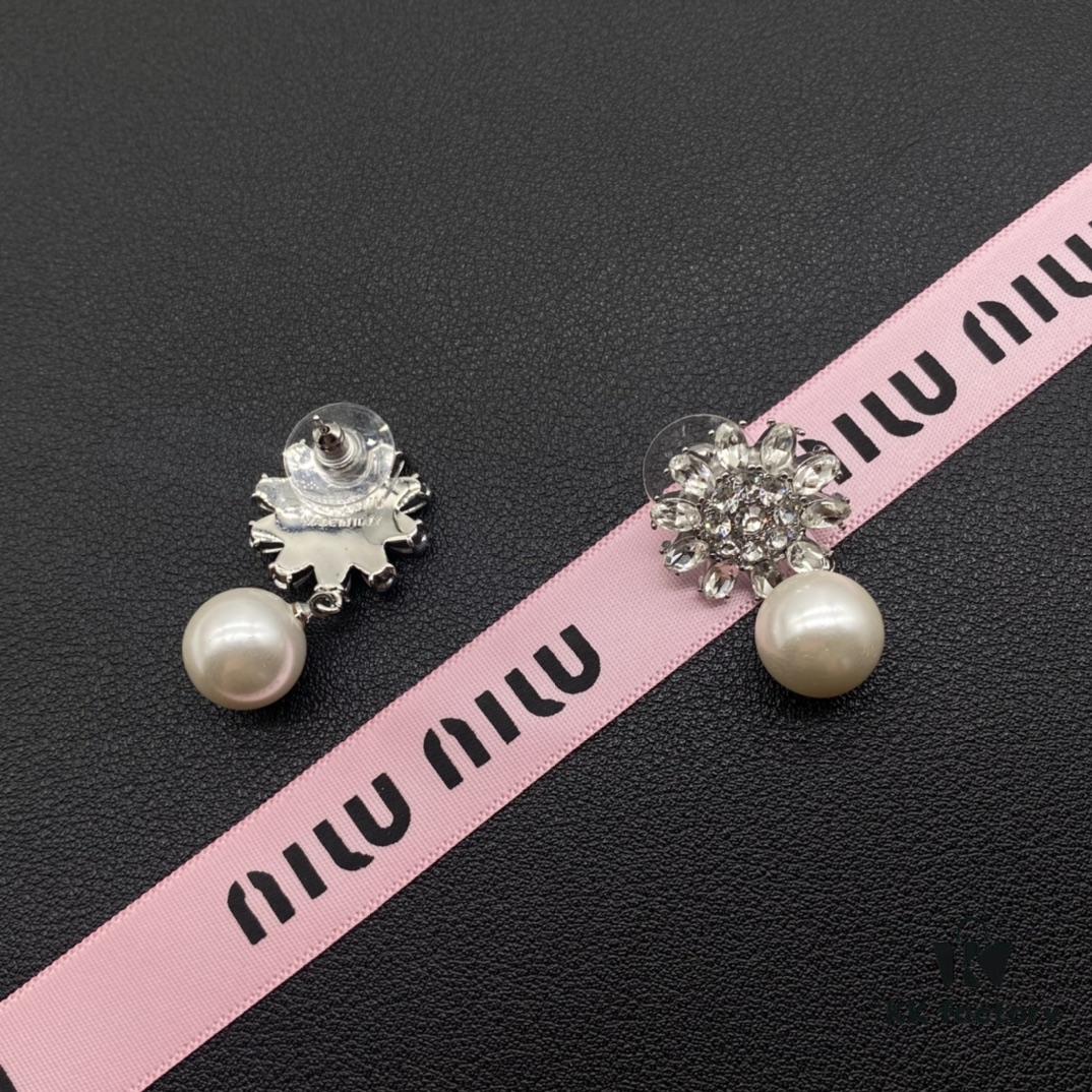 693016f112f62673a6facc7f Miu Miu Textured Luxurious Pearl Heart Stud Earrings, Minimalist Design with Vintage Charm, Must-Have Summer Fashion Accessory