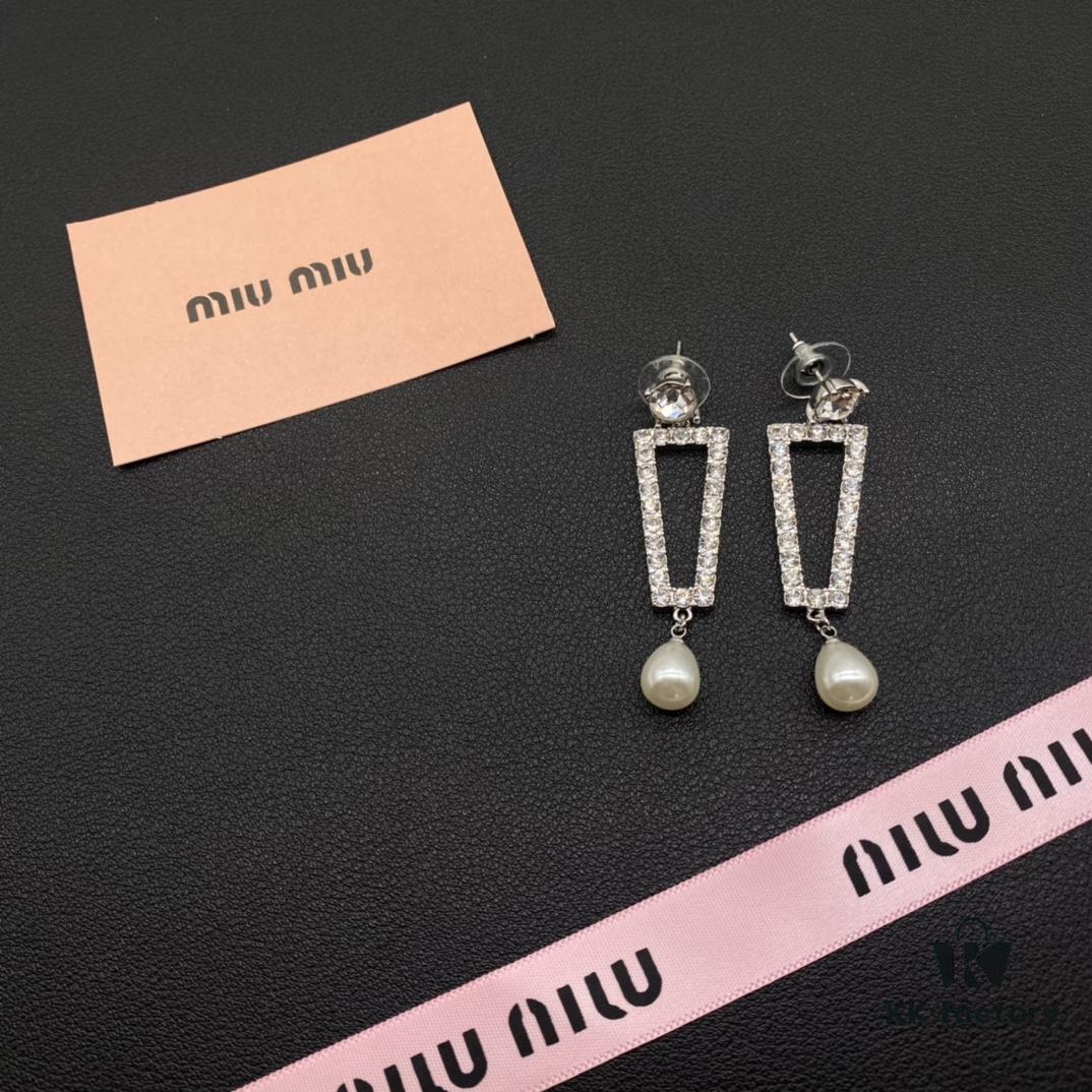 693016f312f62673a6facc81 Miu Miu Textured Luxury Pearl Heart Stud Earrings, Minimalist Design with Vintage Charm, Must-Have Summer Fashion Accessory
