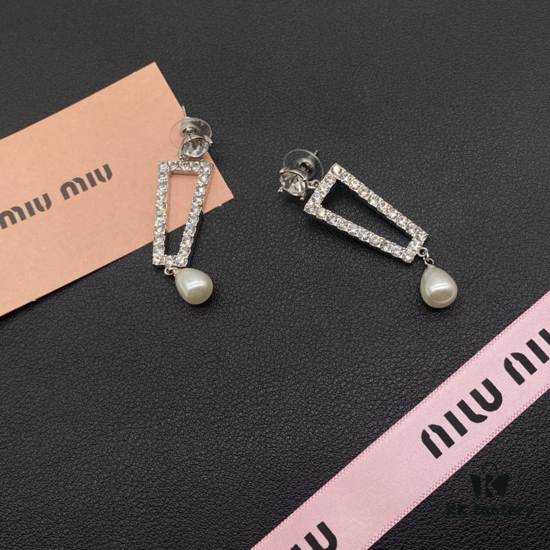 693016f612f62673a6facc83 Miu Miu Textured Luxury Pearl Heart Stud Earrings, Minimalist Design with Vintage Charm, Must-Have Summer Fashion Accessory