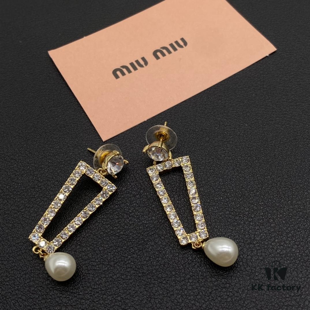 693016f612f62673a6facc84 Miu Miu Textured Luxury Pearl Heart Stud Earrings, Minimalist Design with Vintage Charm, Must-Have Summer Fashion Accessory