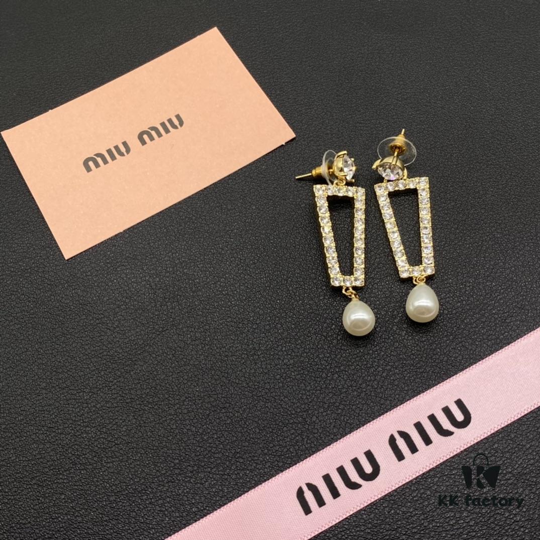 693016f712f62673a6facc86 Miu Miu Textured Luxury Pearl Heart Stud Earrings, Minimalist Design with Vintage Charm, Must-Have Summer Fashion Accessory