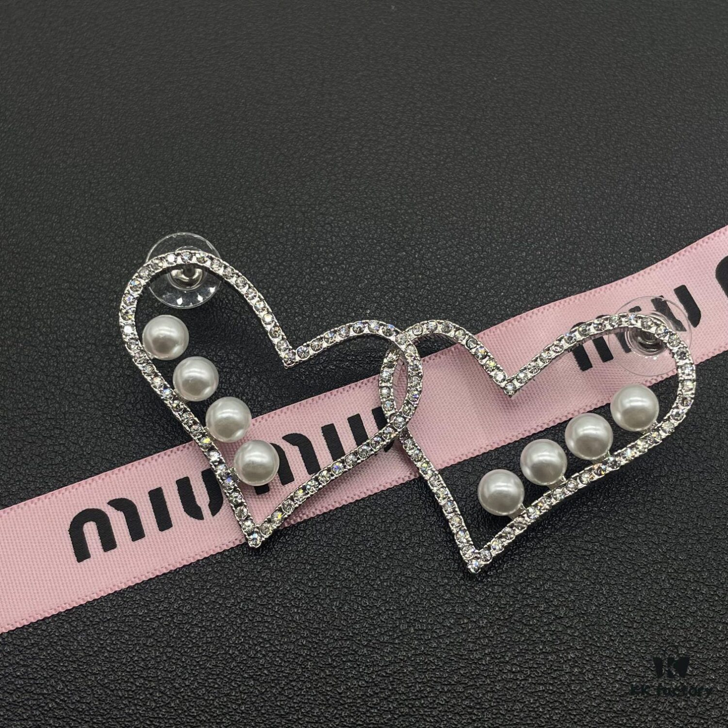 693016ff12f62673a6facc8d Miu Miu Textured Luxury Pearl Heart Stud Earrings, Minimalist Design with Vintage Charm, Must-Have Summer Fashion Accessory