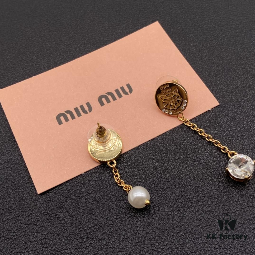 6930170012f62673a6facc90 Miu Miu Textured Luxurious Pearl Heart Stud Earrings, Minimalist Design with Vintage Charm, Must-Have Summer Fashion Accessory