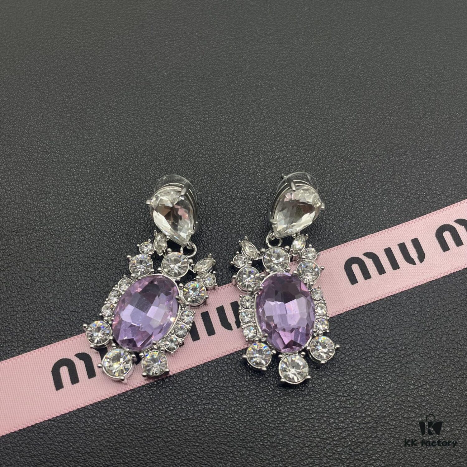 6930170512f62673a6facc93 Miu Miu Elegant Heart Pearl Stud Earrings, Minimalist Luxury Design with Vintage Charm