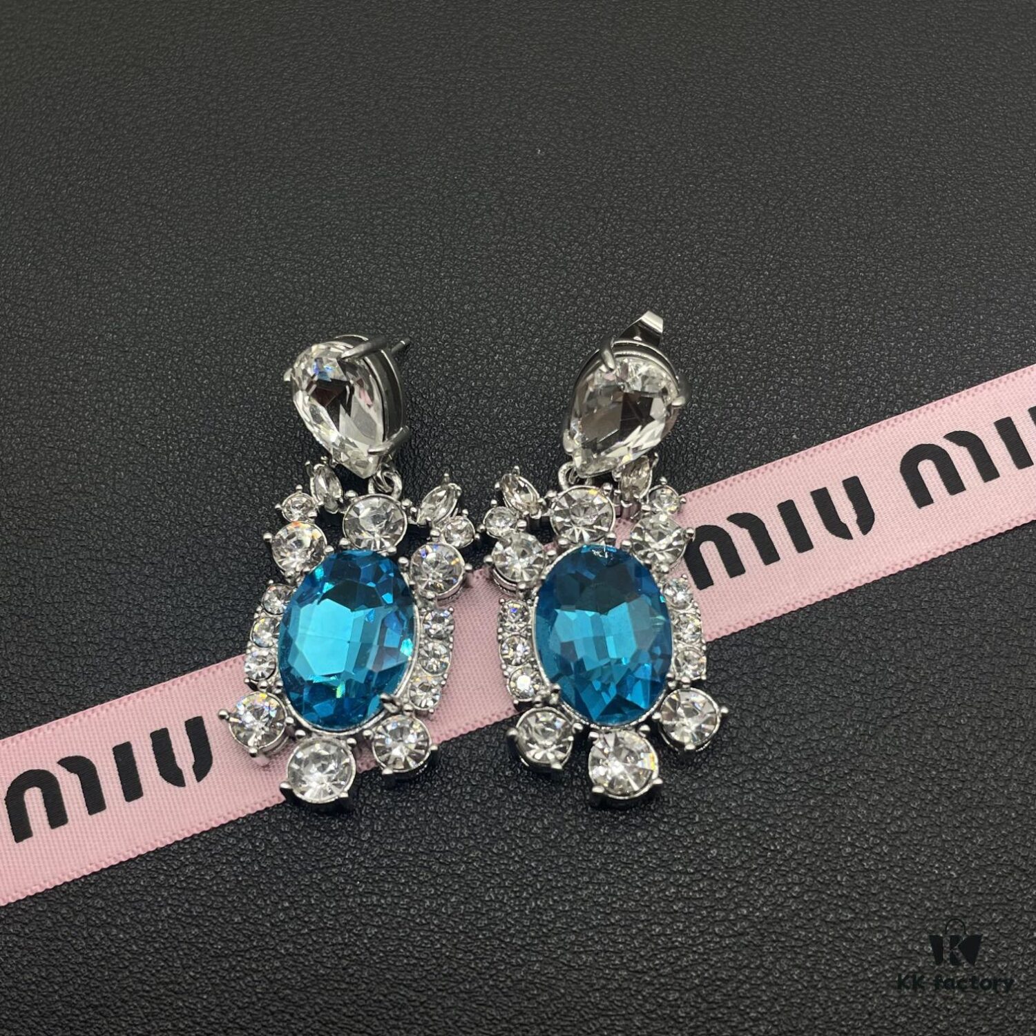6930170512f62673a6facc94 Miu Miu Elegant Heart Pearl Stud Earrings, Minimalist Luxury Design with Vintage Charm