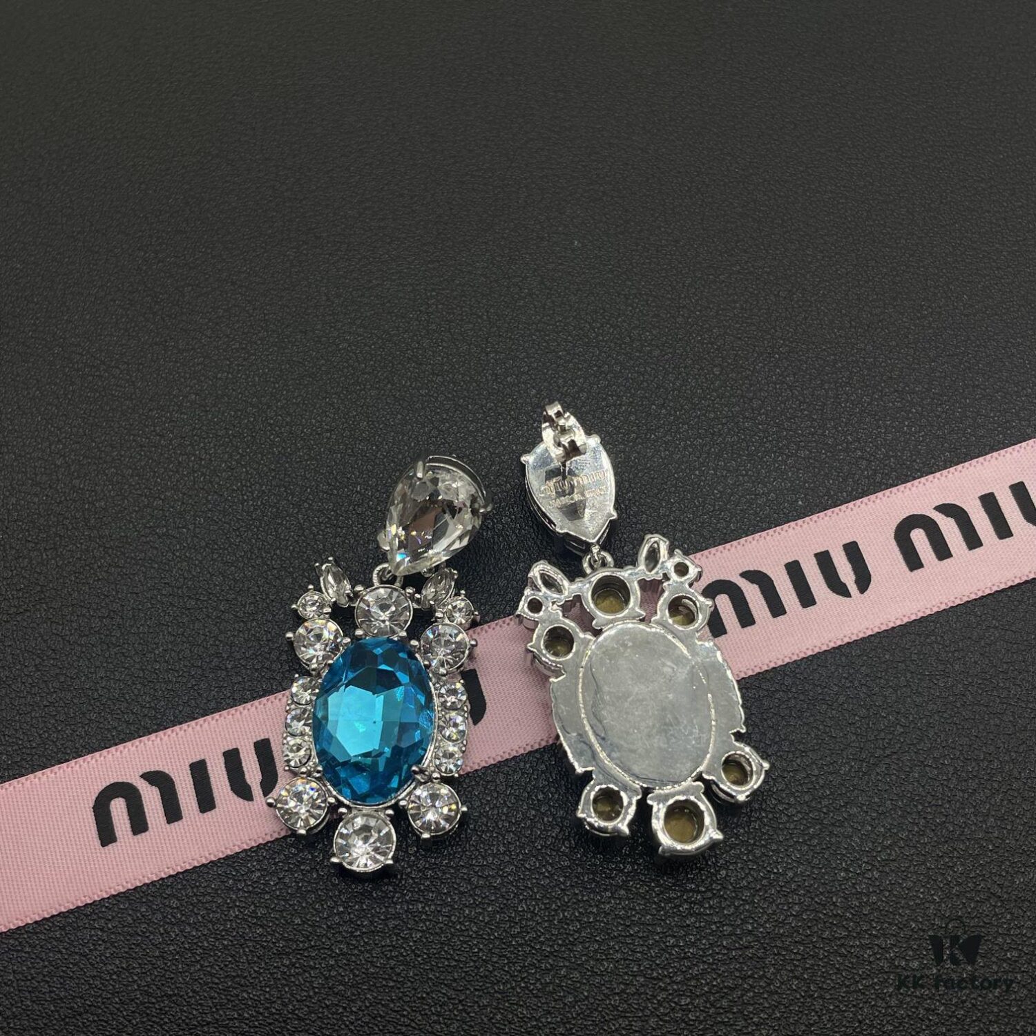 6930170712f62673a6facc96 Miu Miu Elegant Heart Pearl Stud Earrings, Minimalist Luxury Design with Vintage Charm