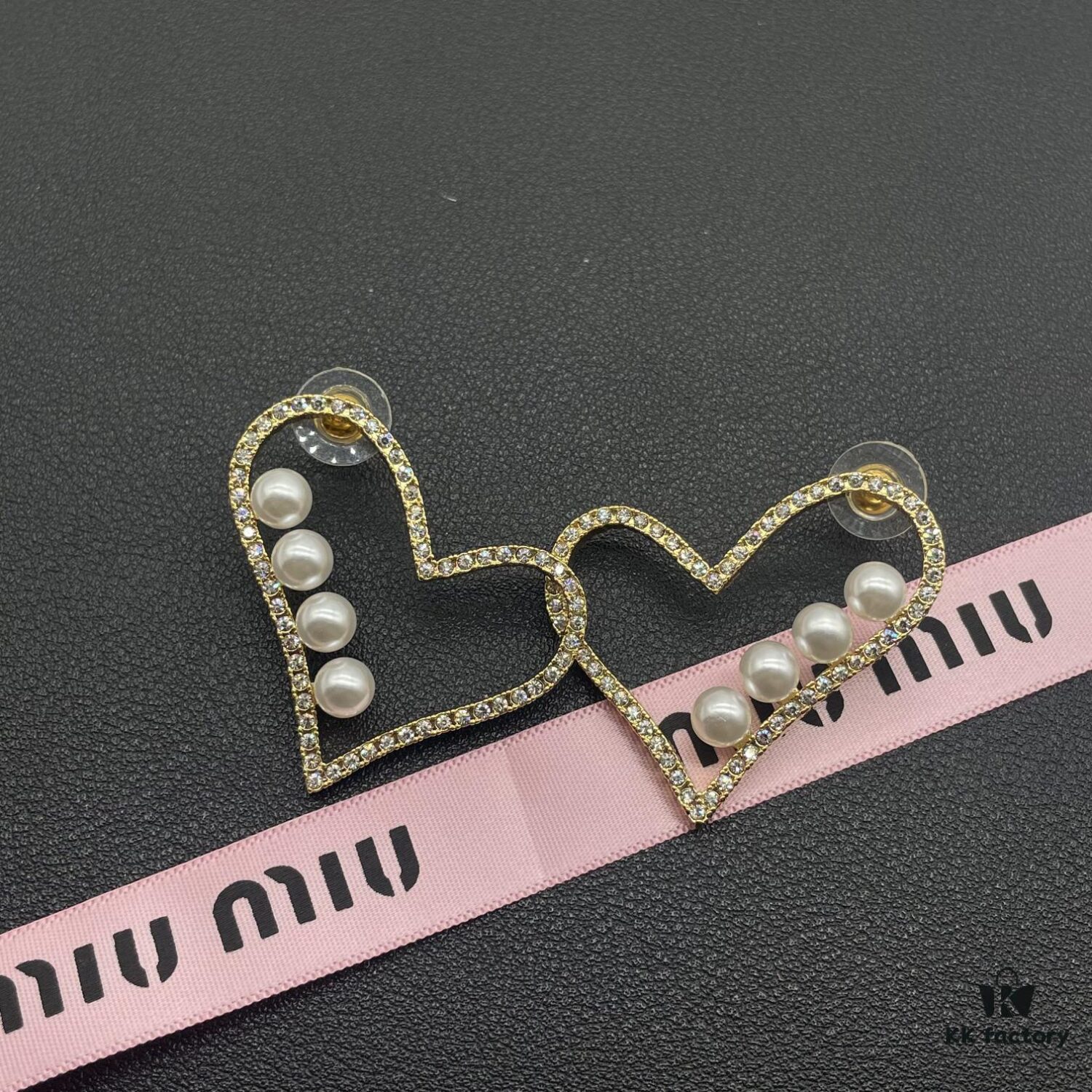6930170f12f62673a6facc9c Miu Miu Textured Luxurious Pearl Heart Stud Earrings, Minimalist Design with Vintage Charm, Must-Have Summer Fashion Accessory