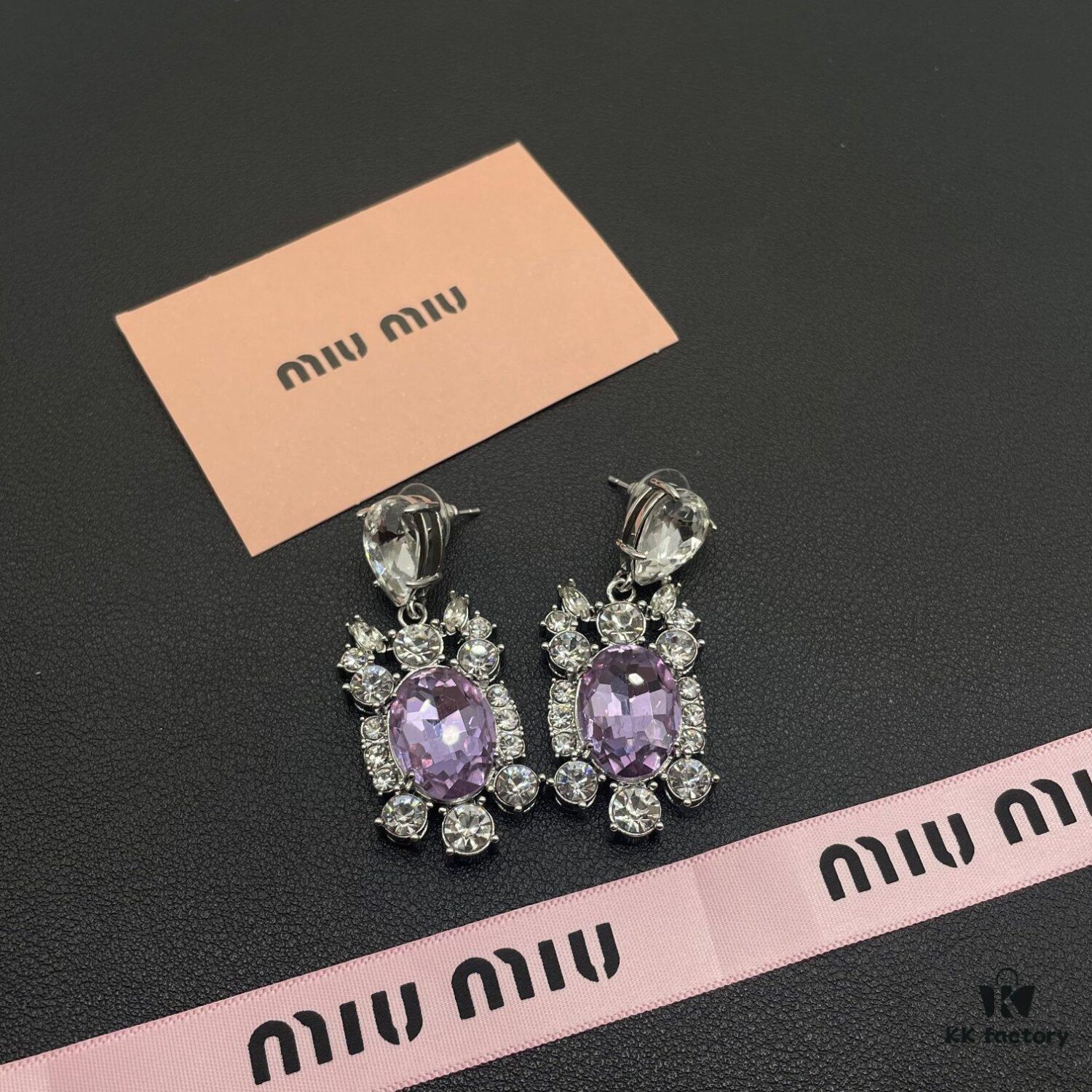 6930170f12f62673a6facc9d Miu Miu Elegant Heart Pearl Stud Earrings, Minimalist Luxury Design with Vintage Charm