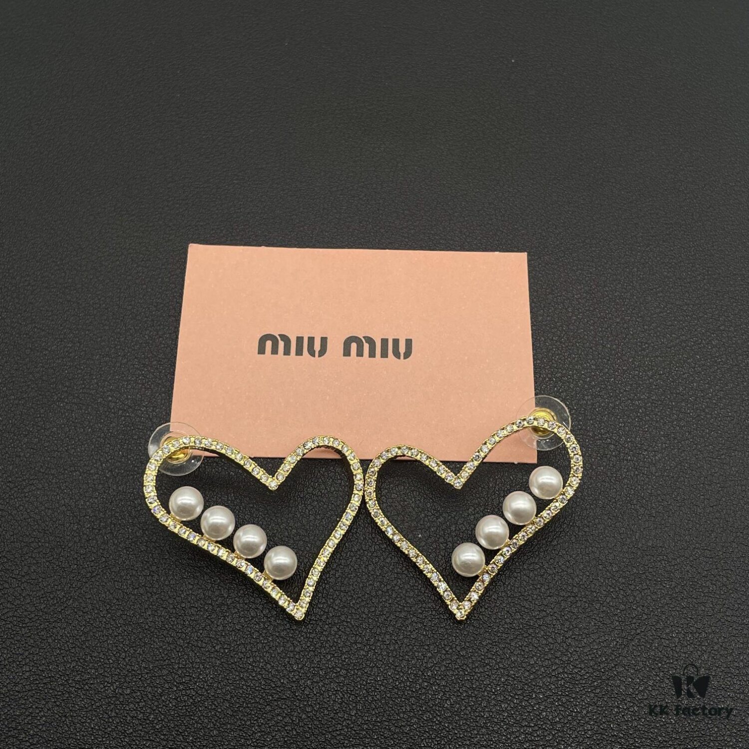 6930171312f62673a6facca4 Miu Miu Textured Luxurious Pearl Heart Stud Earrings, Minimalist Design with Vintage Charm, Must-Have Summer Fashion Accessory