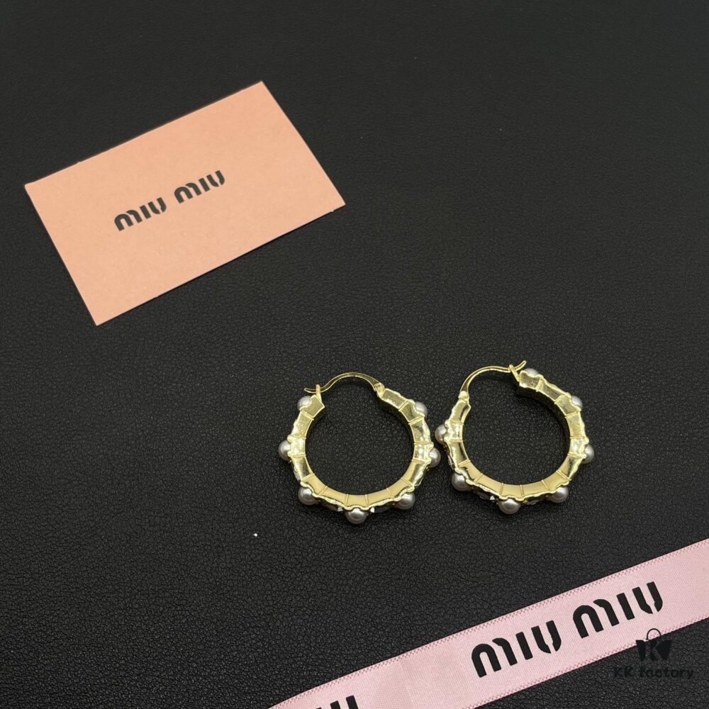 6930171712f62673a6facca8 Miu Miu Textured Luxury Pearl Heart Stud Earrings, Minimalist Design with Vintage Charm, Must-Have Summer Fashion Accessory
