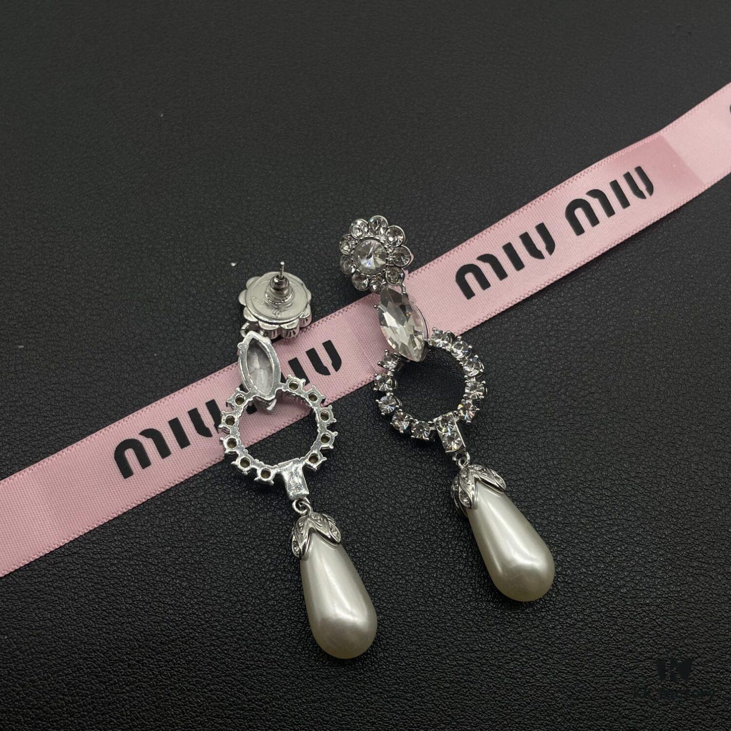 6930171d12f62673a6faccb0 Miumiu Elegant Heart Pearl Stud Earrings, Minimalist Luxury Design with Vintage Charm