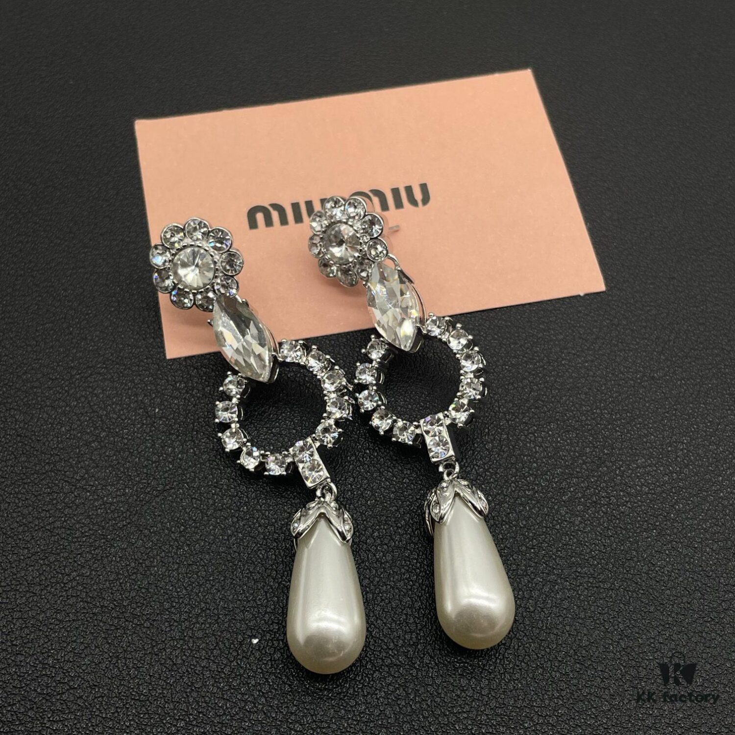6930171f12f62673a6faccb4 Miumiu Elegant Heart Pearl Stud Earrings, Minimalist Luxury Design with Vintage Charm