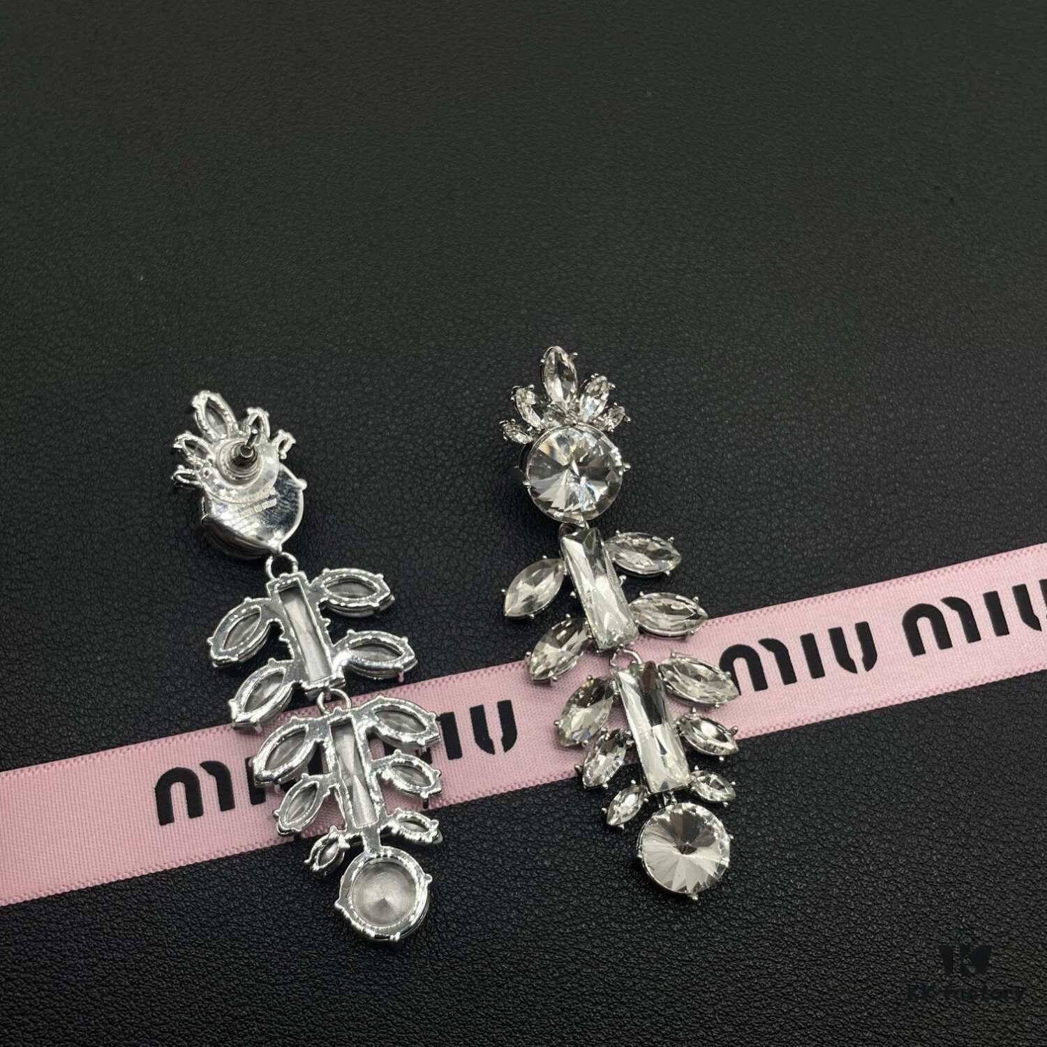 6930172112f62673a6faccb5 Miu Miu Elegant Heart Pearl Stud Earrings, Minimalist Luxury Design with Vintage Charm