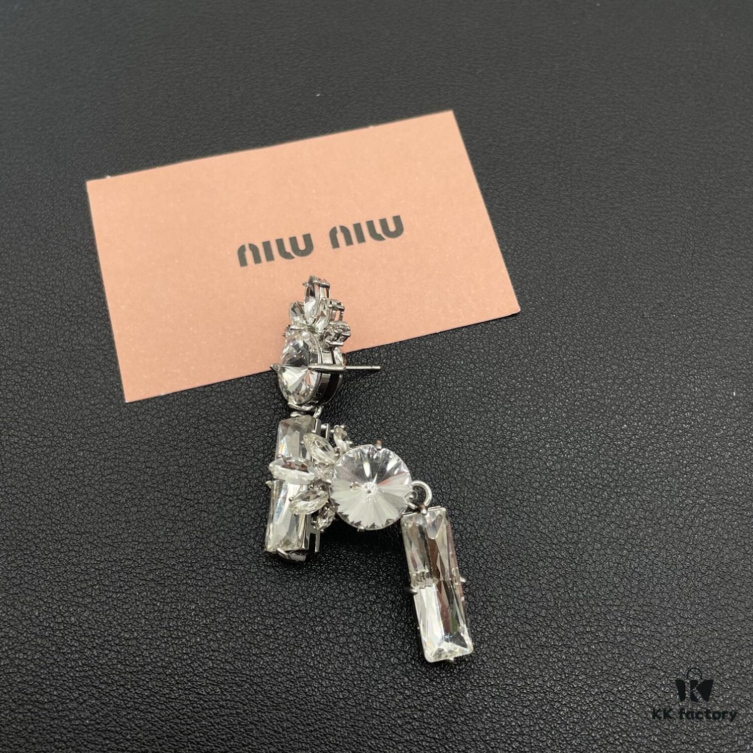 6930172312f62673a6faccb8 Miu Miu Elegant Heart Pearl Stud Earrings, Minimalist Luxury Design with Timeless Charm