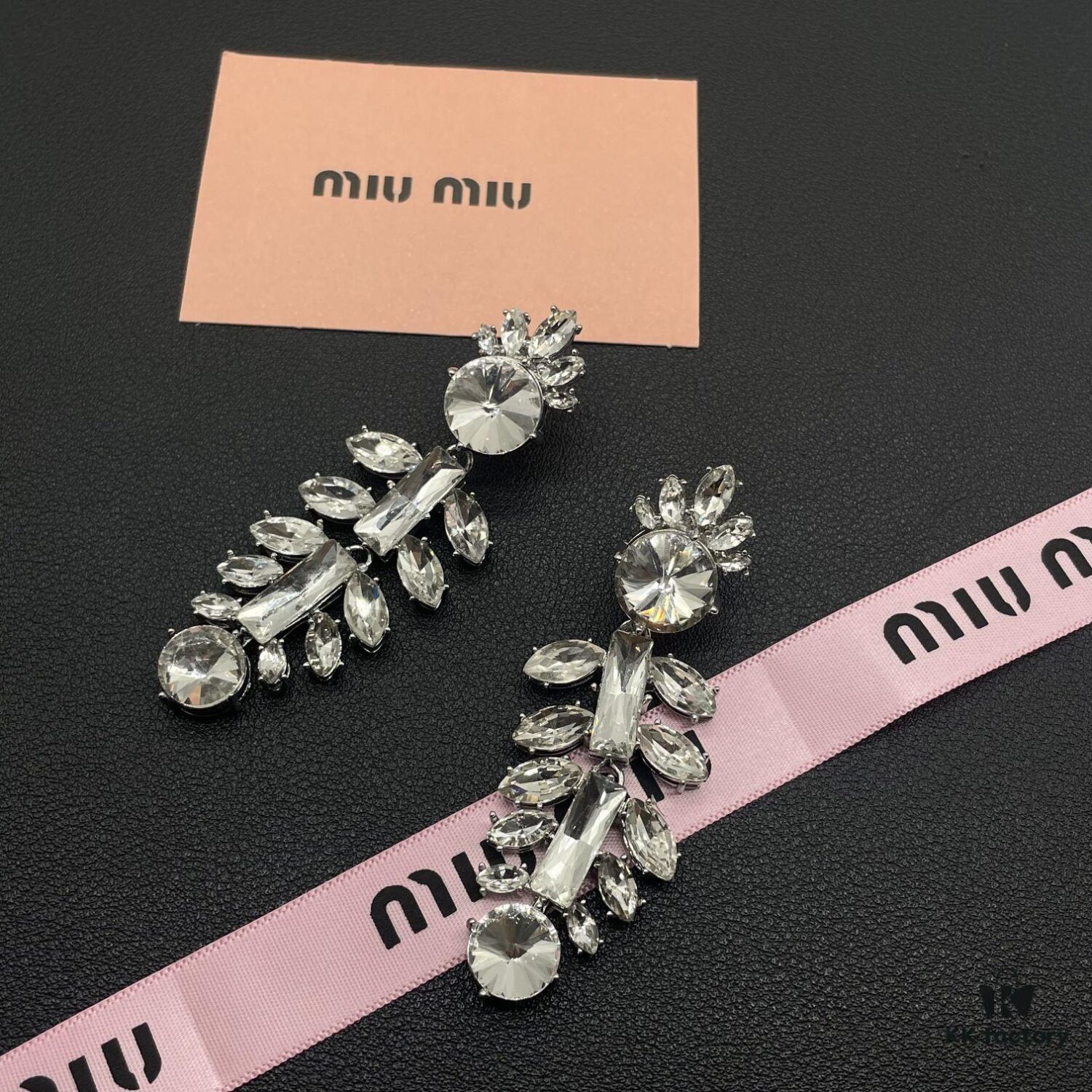 6930172312f62673a6faccba Miu Miu Elegant Heart Pearl Stud Earrings, Minimalist Luxury Design with Vintage Charm