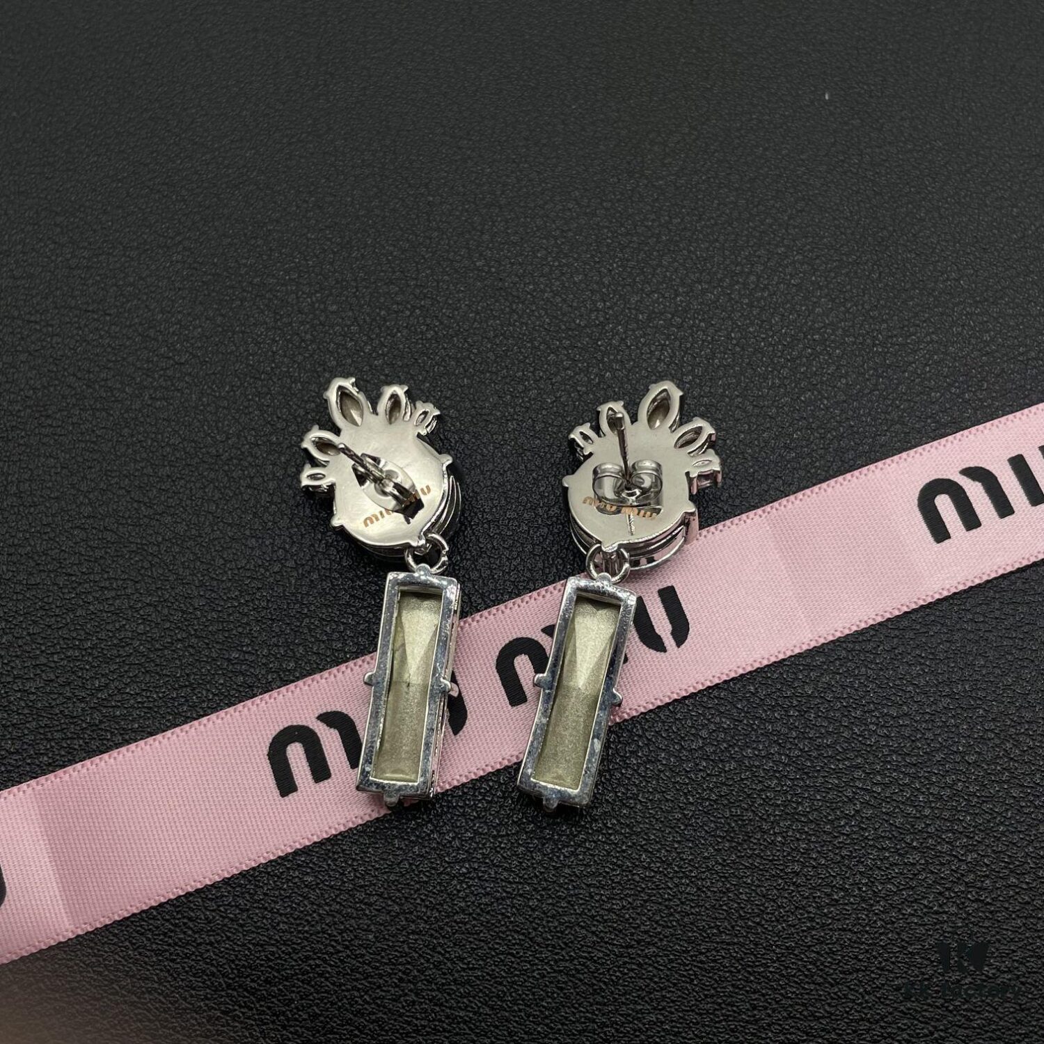 6930172412f62673a6faccbb Miu Miu Elegant Heart Pearl Stud Earrings, Minimalist Luxury Design with Timeless Charm