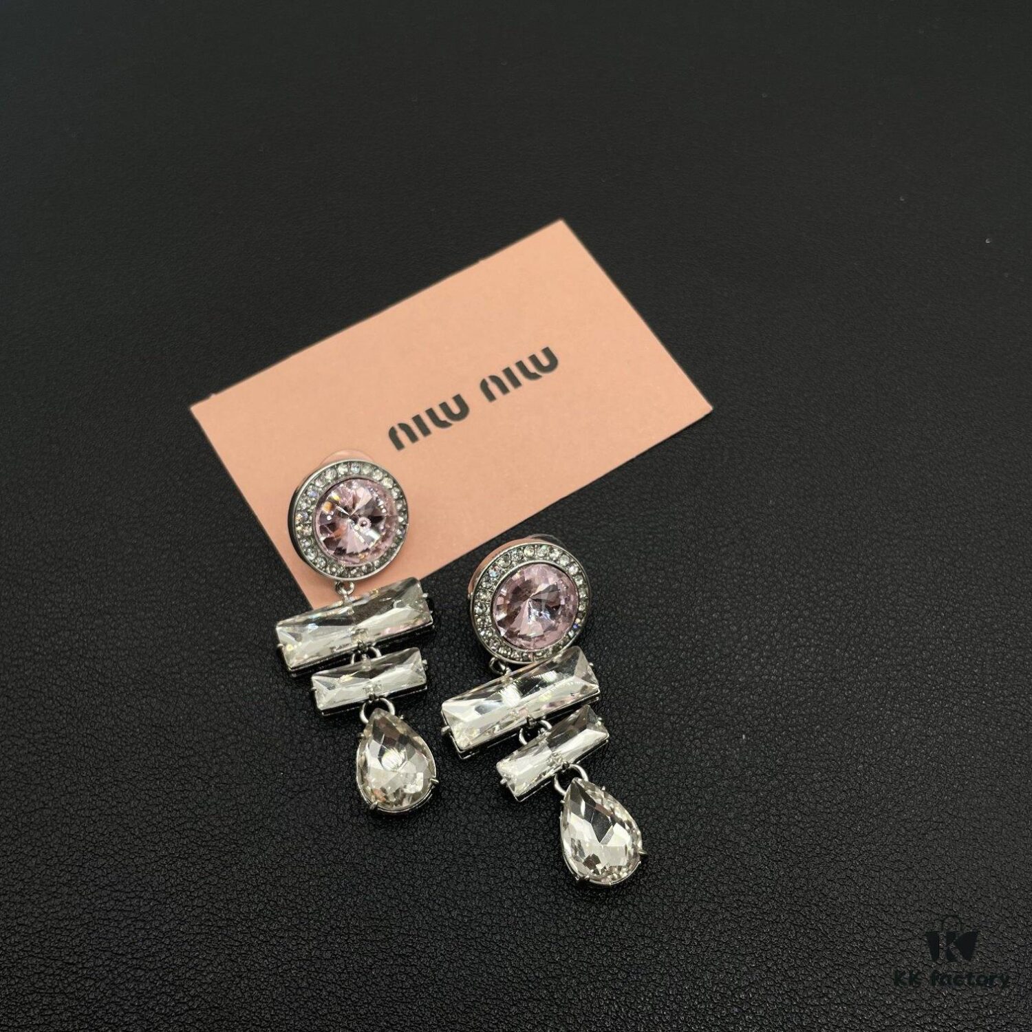 6930172812f62673a6faccbe Miumiu Pearl Heart Stud Earrings, Minimalist Luxury Design with Retro Charm, Small-Size Elegant Fashion Accessory