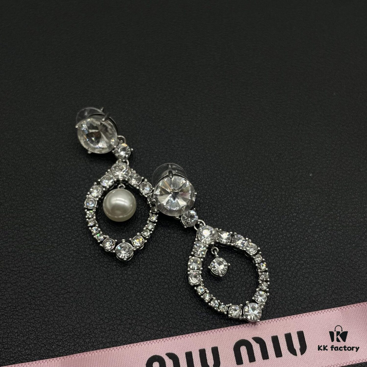 6930172a12f62673a6faccc2 Miumiu Elegant Heart Pearl Stud Earrings, Minimalist Luxury Design with Vintage Charm
