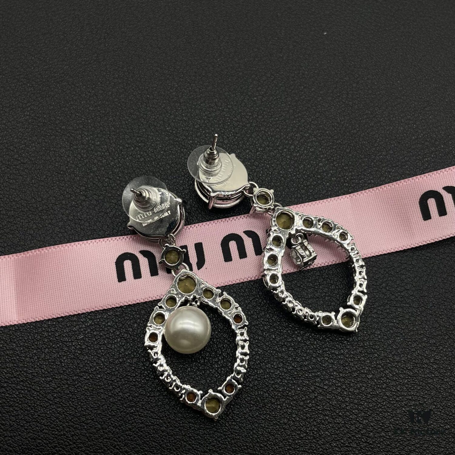 6930172a12f62673a6faccc3 Miumiu Elegant Heart Pearl Stud Earrings, Minimalist Luxury Design with Vintage Charm
