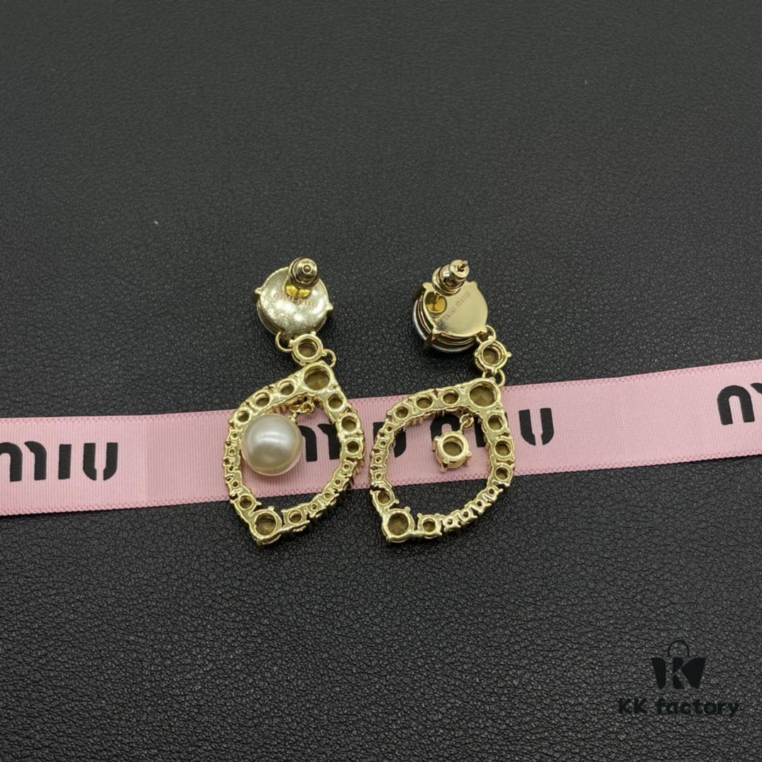 6930172e12f62673a6faccc7 Miu Miu Textured Luxury Pearl Heart Stud Earrings, Minimalist Design with Vintage Charm, Must-Have Summer Accessory